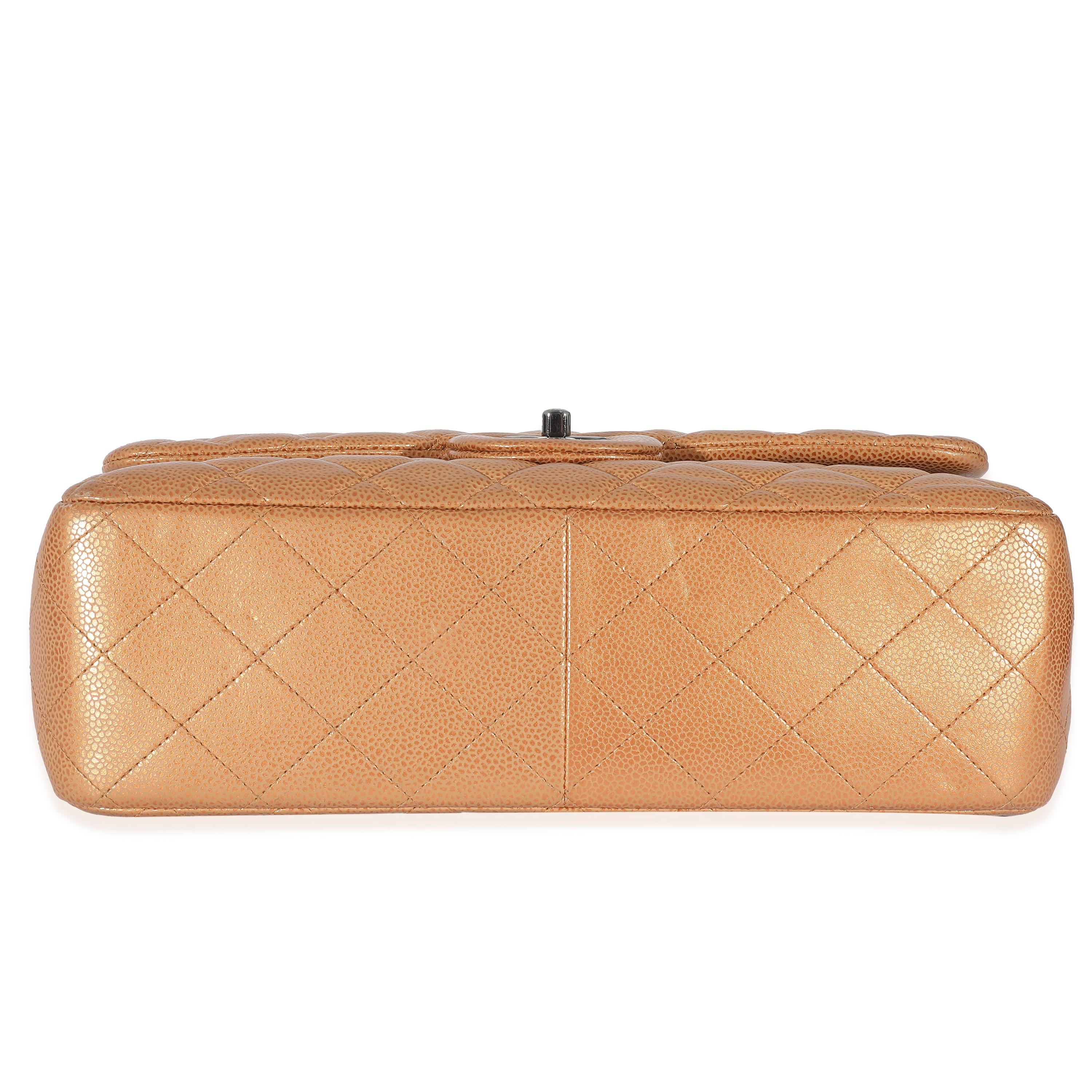 Chanel Gold Metallic Kaviar Jumbo Tasche mit doppelter Klappe für Damen oder Herren im Angebot