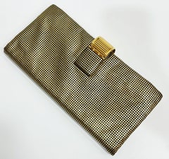 Chanel Embrague Pliegue Metálico Oro