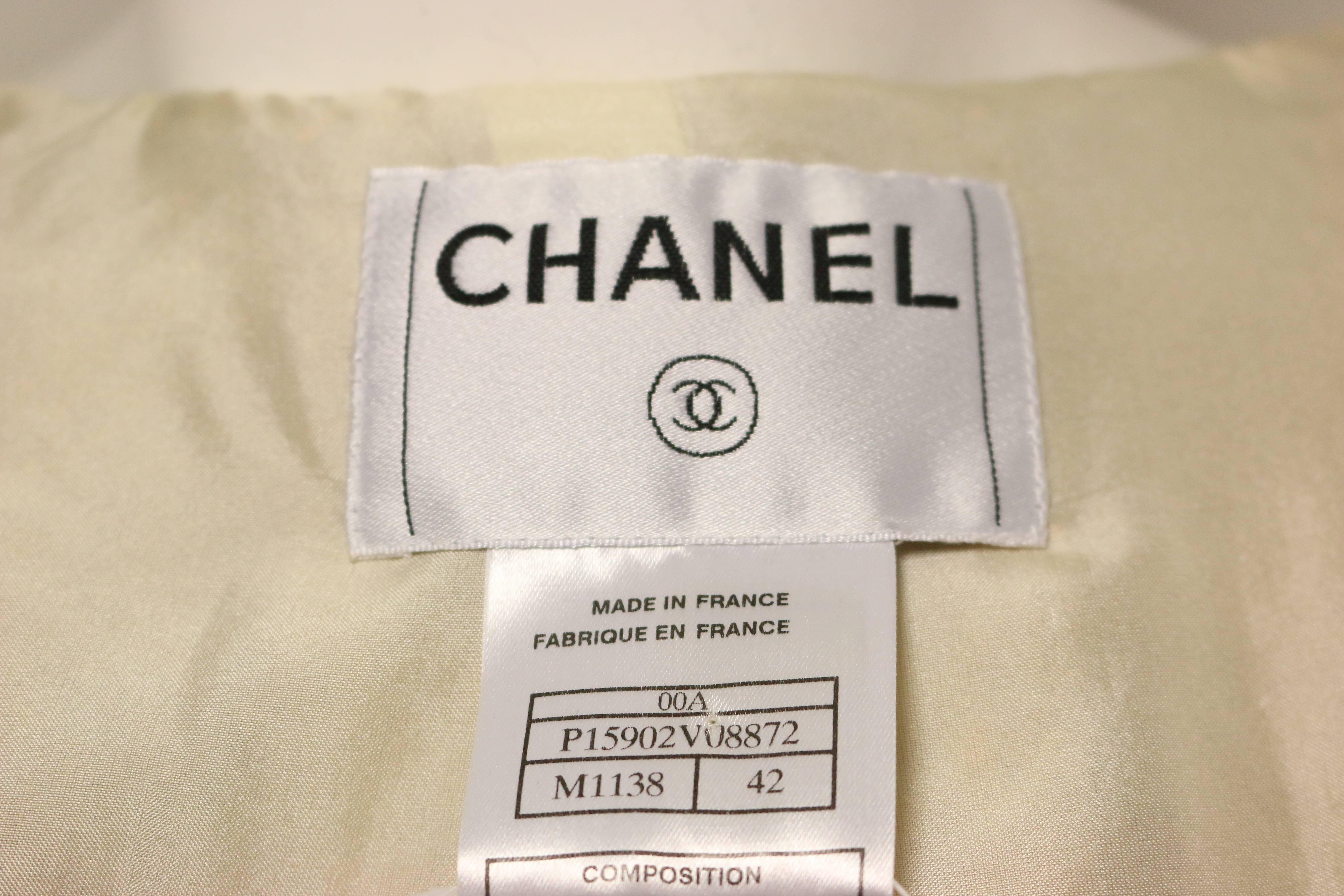 Chanel gold metallic glitter wool tweed jacket In Excellent Condition For Sale In Sheung Wan, HK