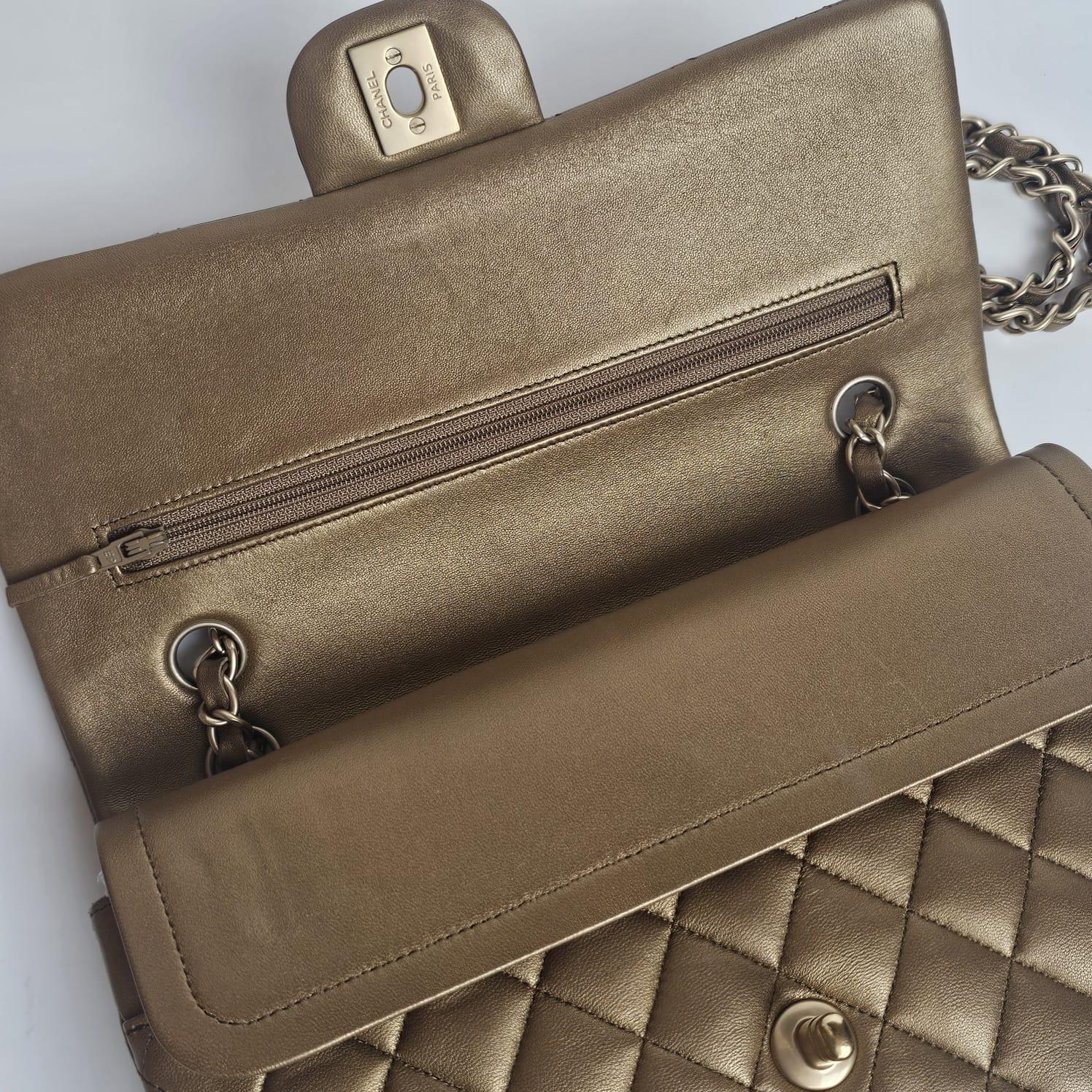 Chanel Gold Metallic Lambskin Quilted Medium Double Flap Bag im Angebot 8