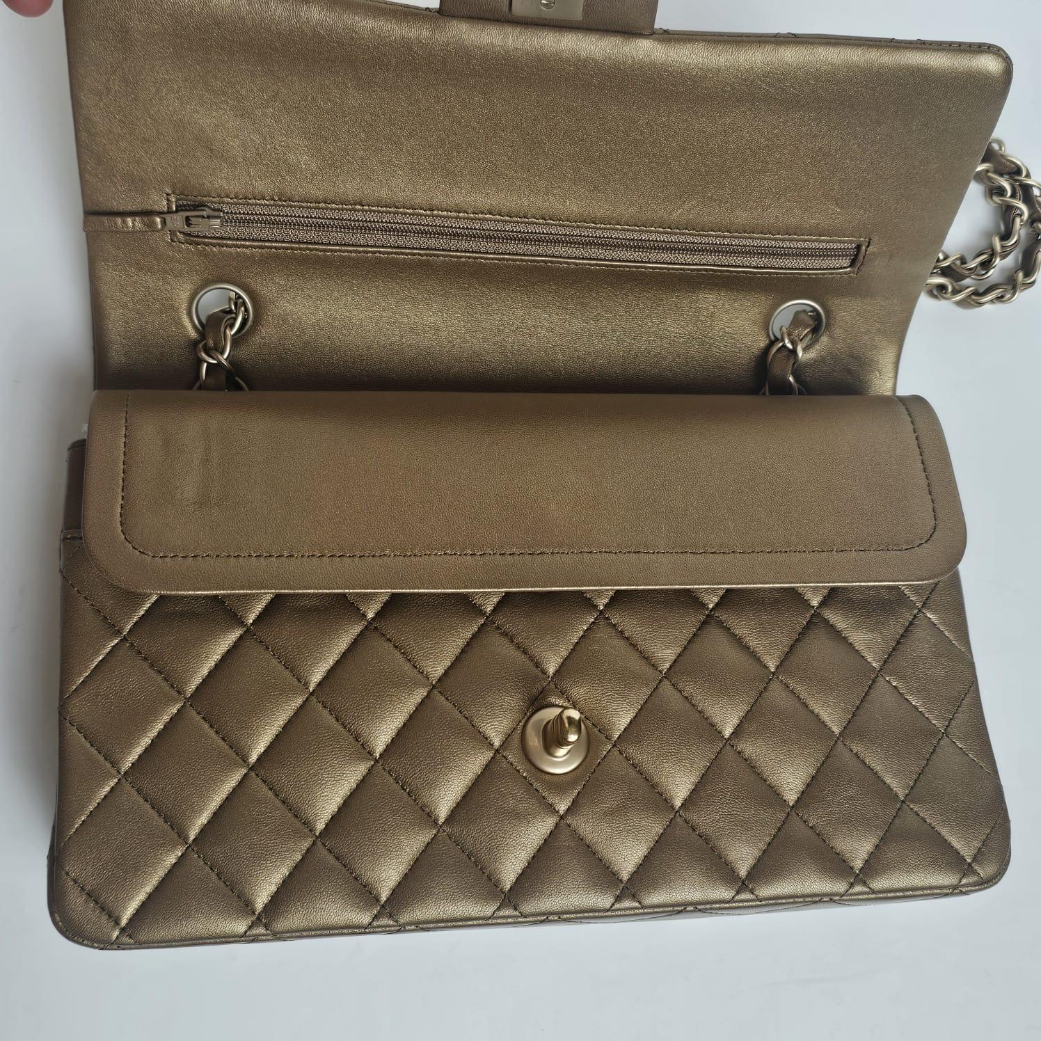 Chanel Gold Metallic Lambskin Quilted Medium Double Flap Bag im Zustand „Gut“ im Angebot in Jakarta, Daerah Khusus Ibukota Jakarta
