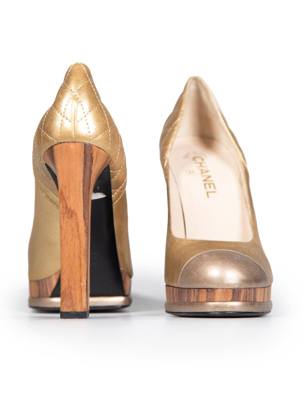 Chanel Gold Metallic Leder Holz Heels mit Absatz Größe IT 41 im Zustand „Gut“ im Angebot in London, GB