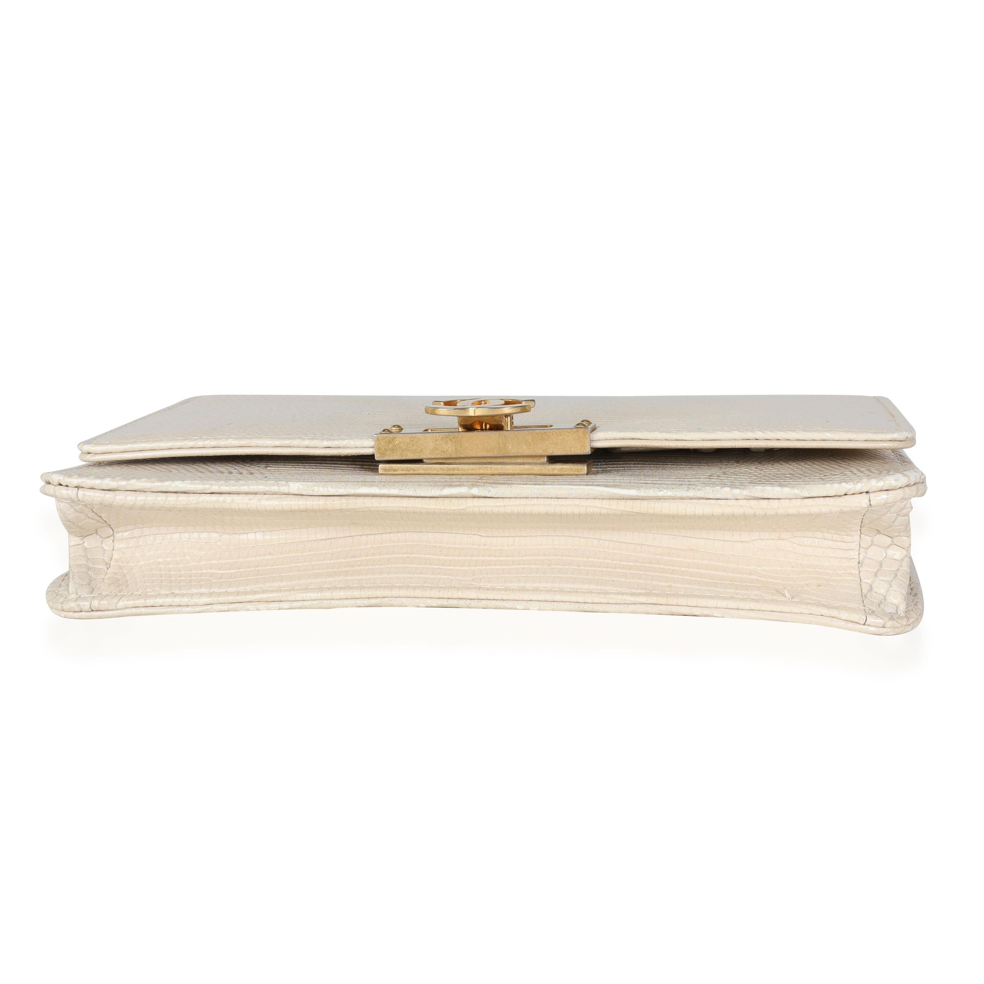 Chanel - Portefeuille de classe doré en lézard métallisé doré sur chaîne en vente 3