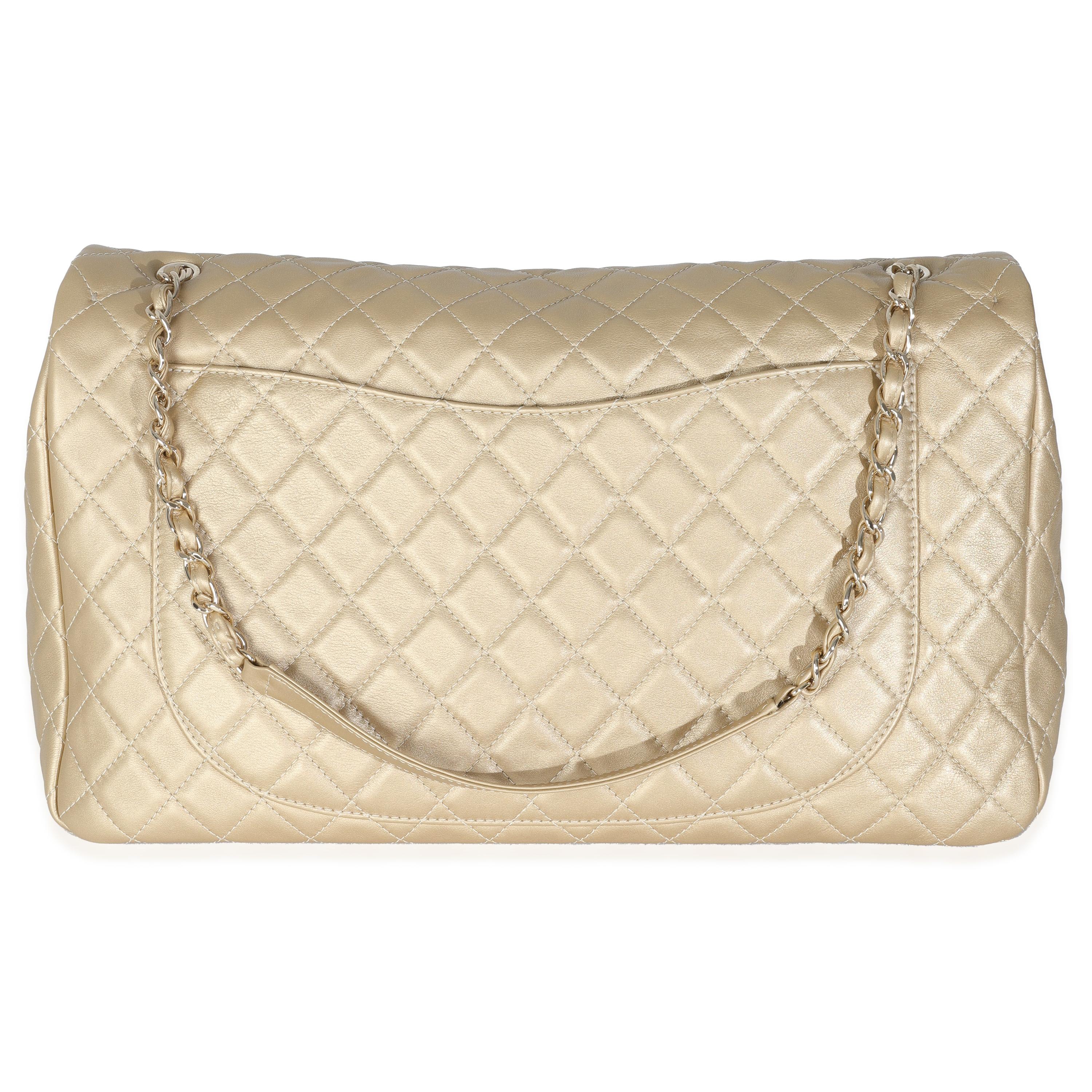 Titre de la liste : Chanel Gold Metallic Calfskin Airlines Quilted XXL Travel Flap Bag
SKU : 146721
Condit : Usagé 
Description de l'état : Un classique intemporel qui ne se démode jamais, le sac à rabat de Chanel date de 1955 et a connu un certain