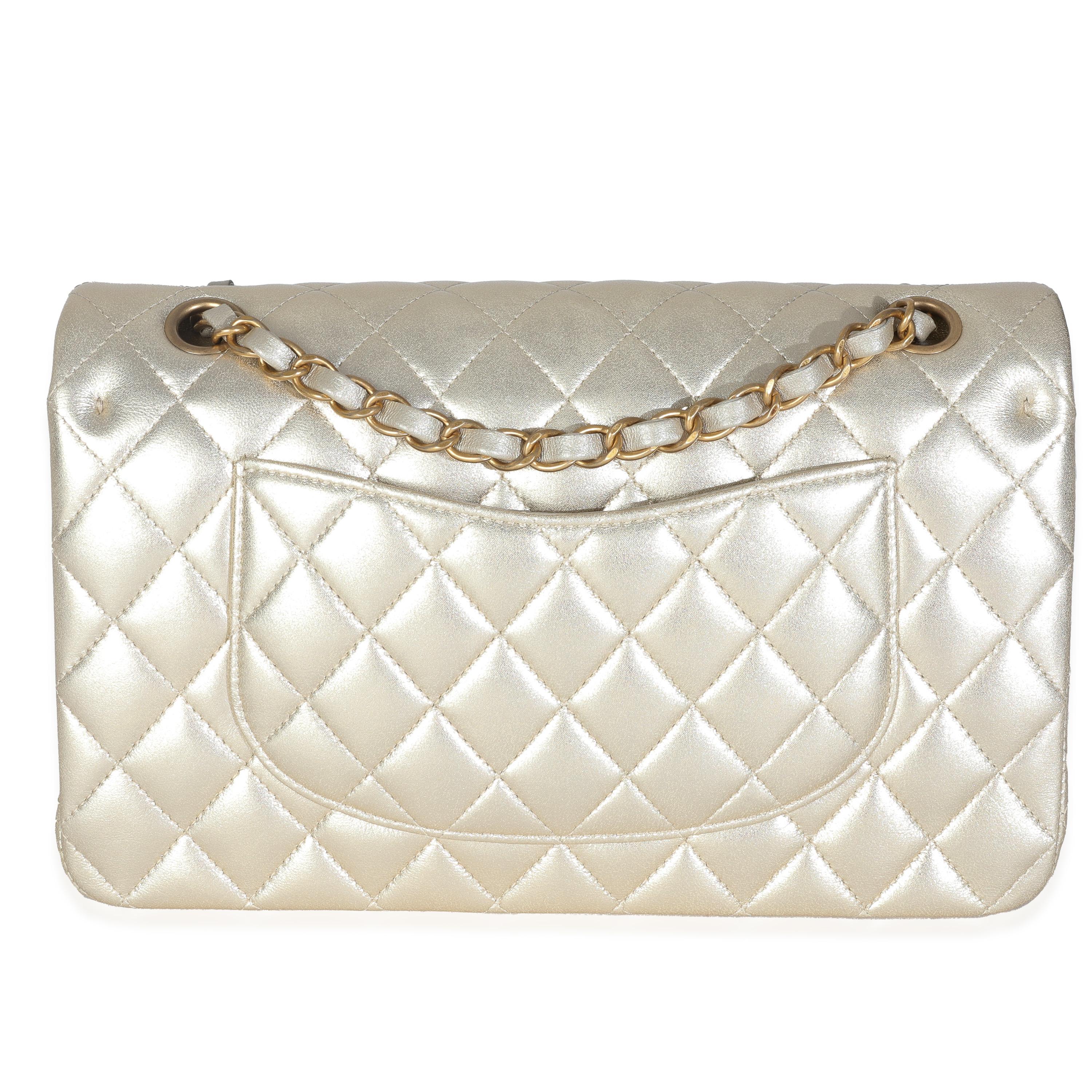 Titre de l'annonce : Chanel Gold Metallic Quilted Lambskin Medium Classic Double Flap Bag
SKU : 146719
MSRP : 10800.00 USD
Condit : Usagé 
Description de l'état : Un classique intemporel qui ne se démode jamais, le sac à rabat de Chanel date de 1955