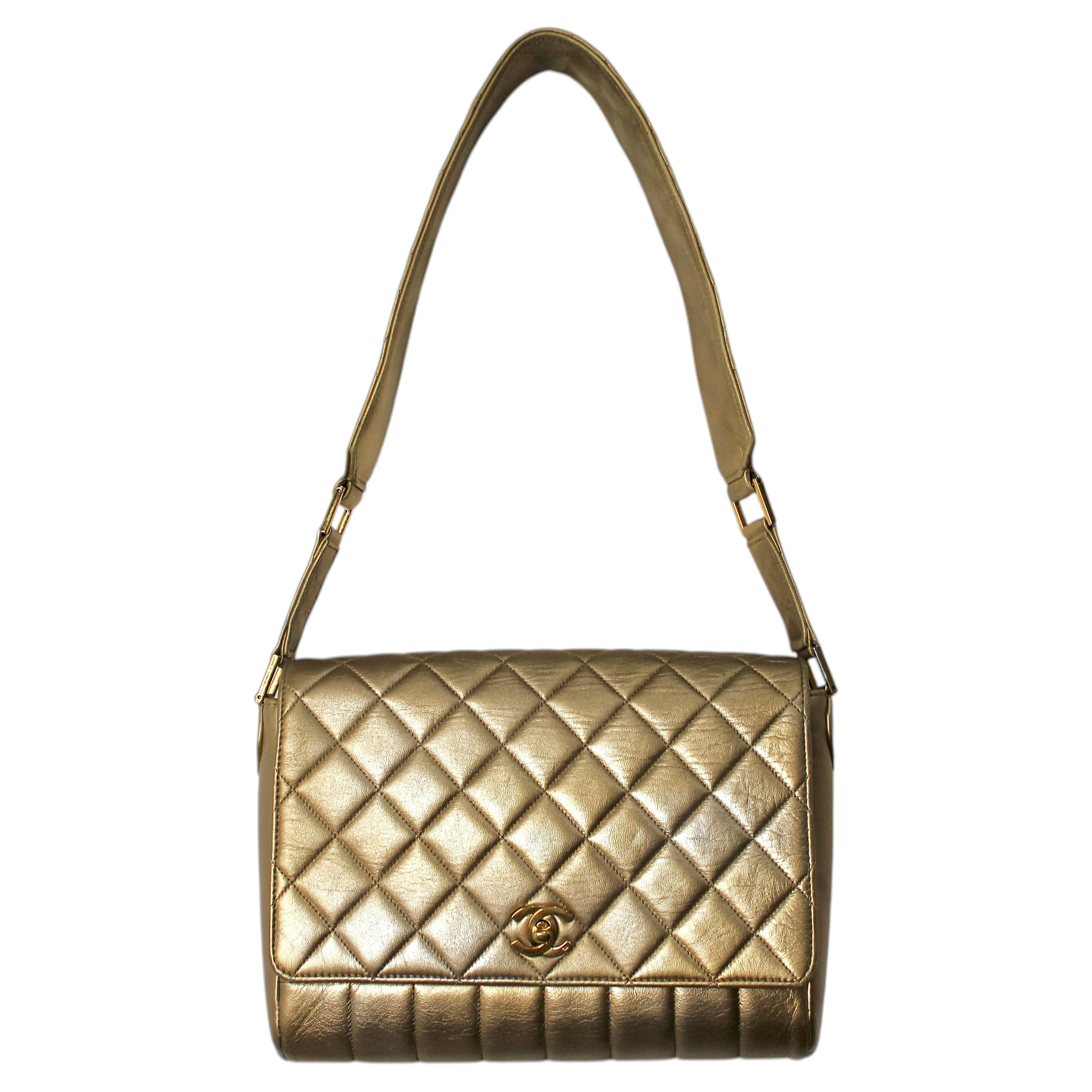 Chanel Schultertasche mit Klappe aus goldfarbenem, metallisch glänzendem, gestepptem Leder, CIRCA 1991