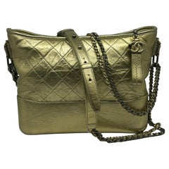Borsa Gabrielle media trapuntata in oro metallizzato di Chanel