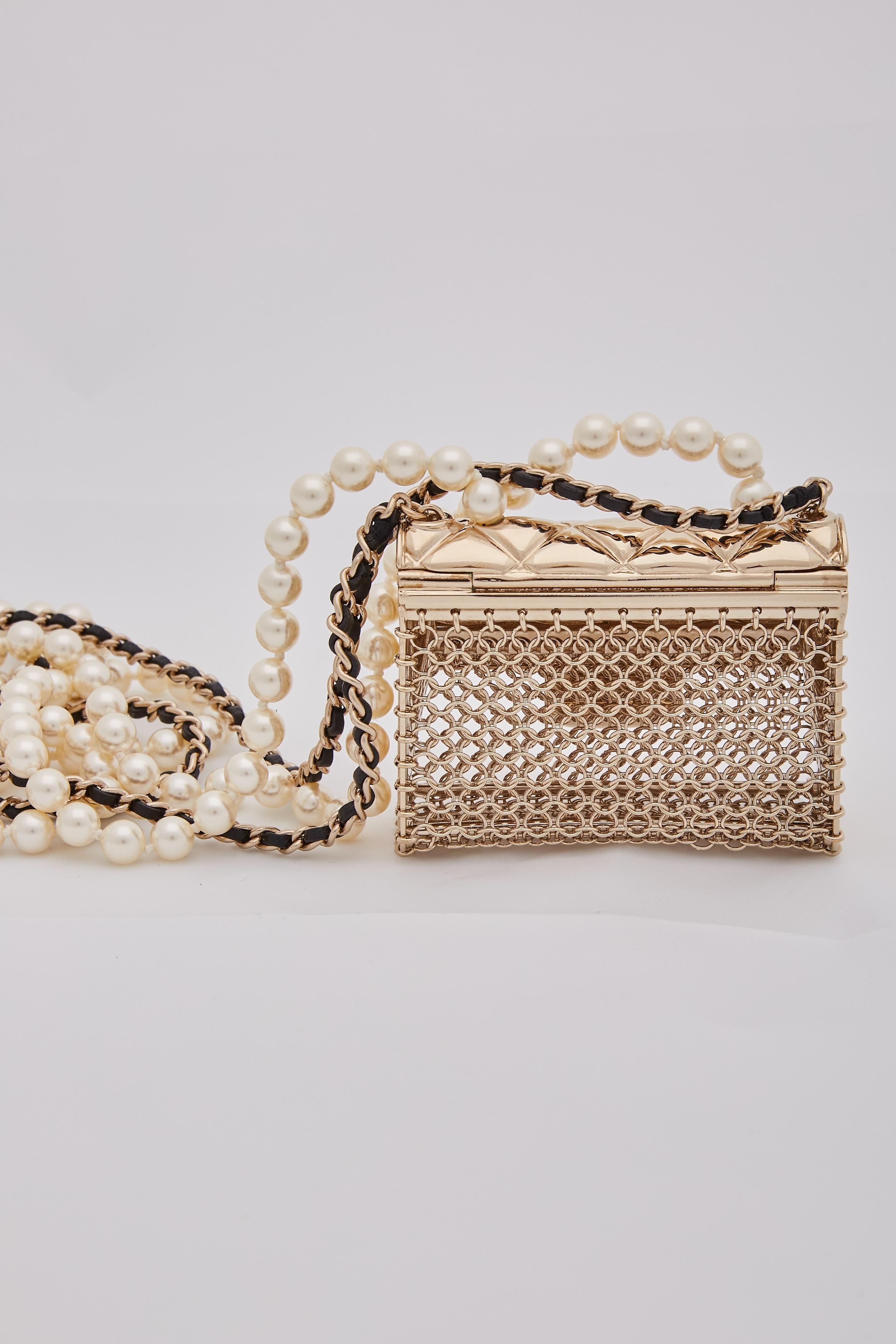 CHANEL GOLD MICRO FLAP BAG PENDANT PEARLS LONG CROSSBODY NECKLACE

From the Summer 2021 Collection by Virginie Viard, this necklace features a striking 20-inch drop. Its centerpiece is a metal chain link micro flap bag pendant accented with