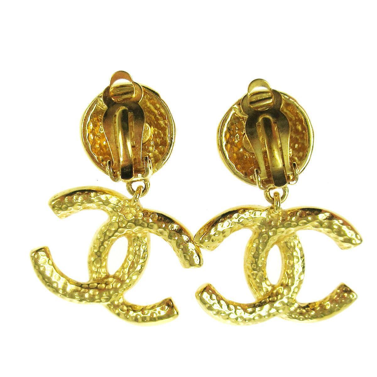 Chanel Gold Nugget CC Charm Evening Dangle Drop Evening Earrings

Metal
Gold tone hardware
Clip on closure
Made in France
Width 1