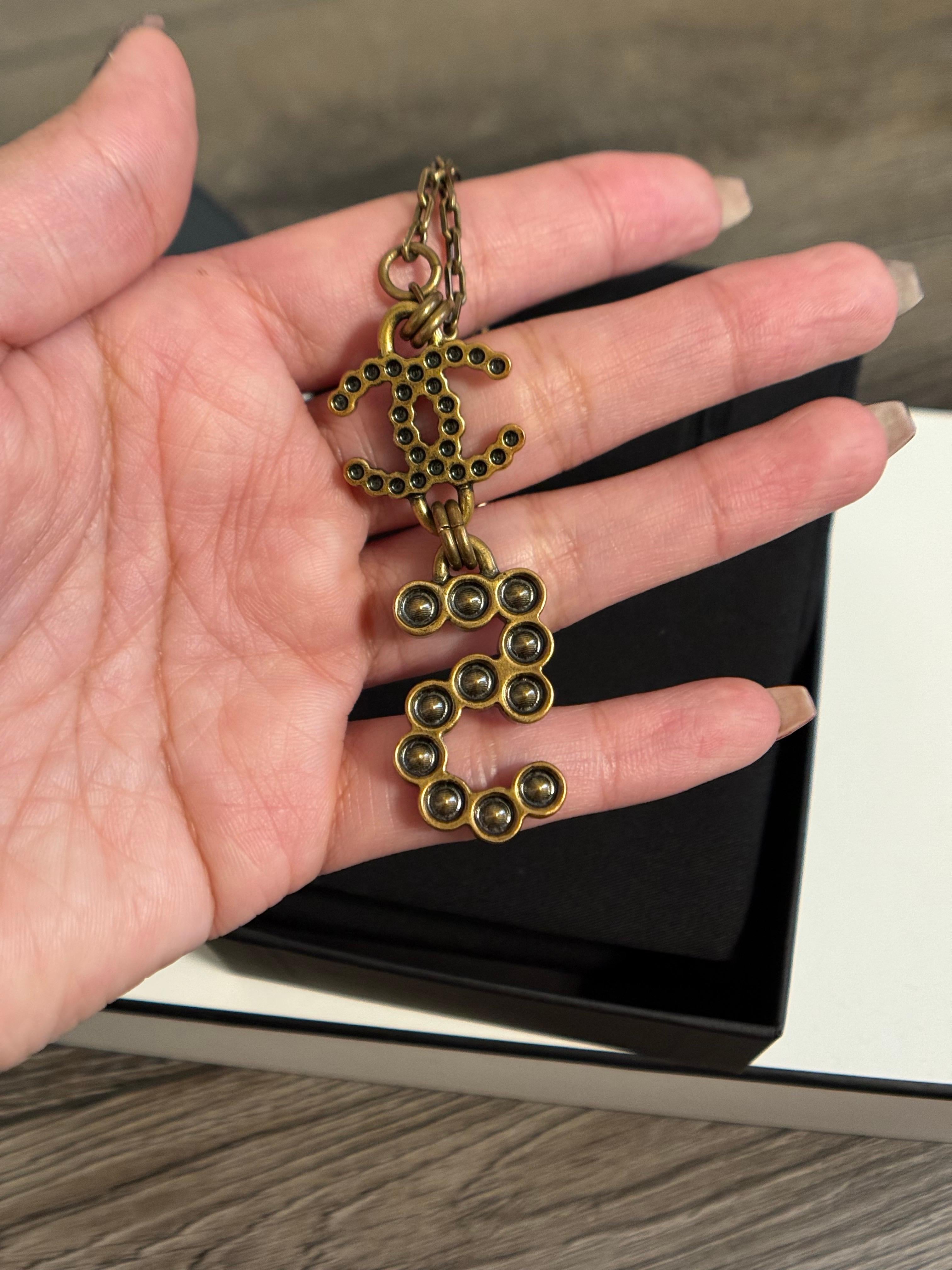 Chanel Collana con ciondolo in metallo dorato e cristallo CC #5 in vendita 6