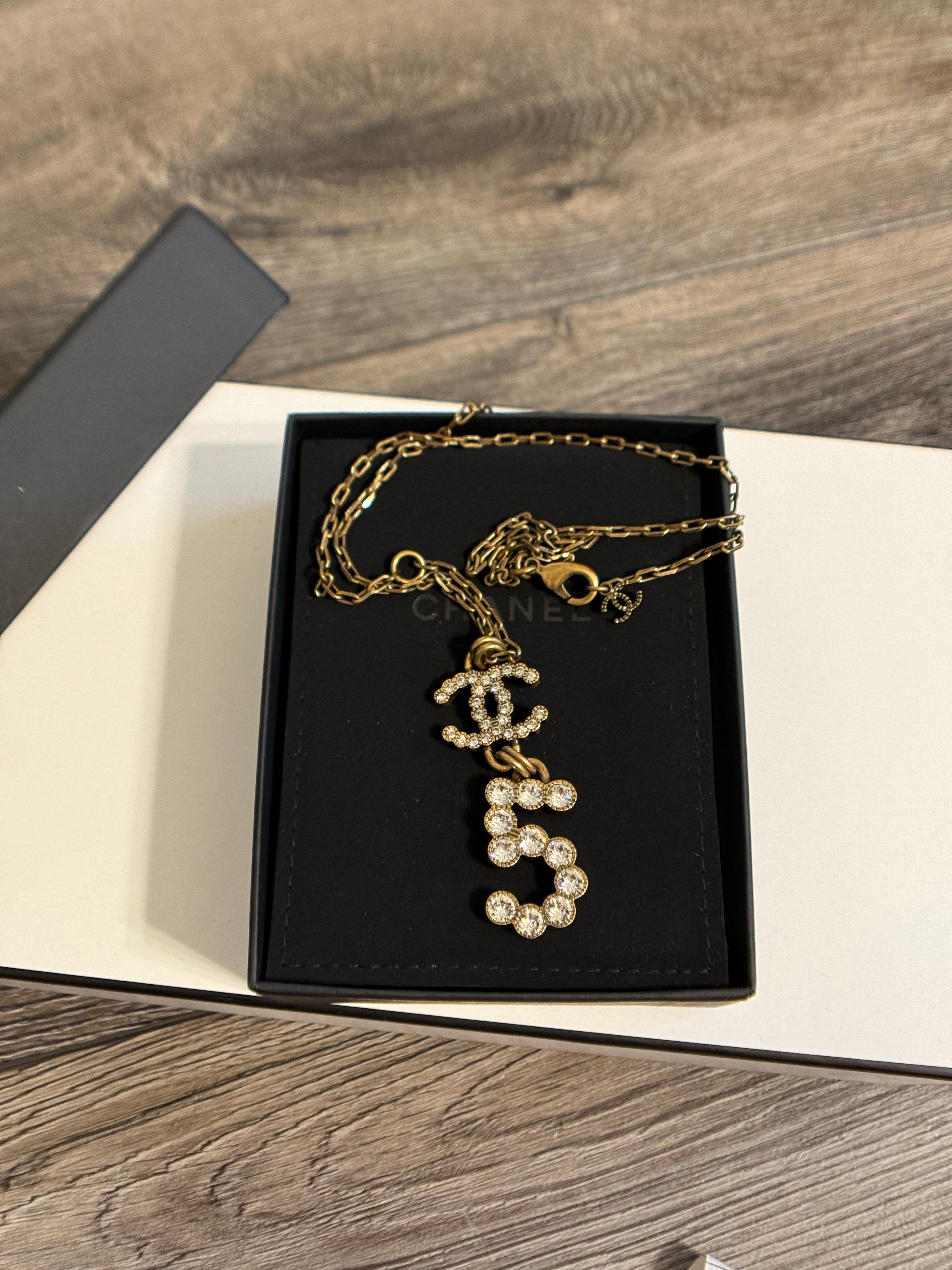 Chanel Collana con ciondolo in metallo dorato e cristallo CC #5 in vendita 7