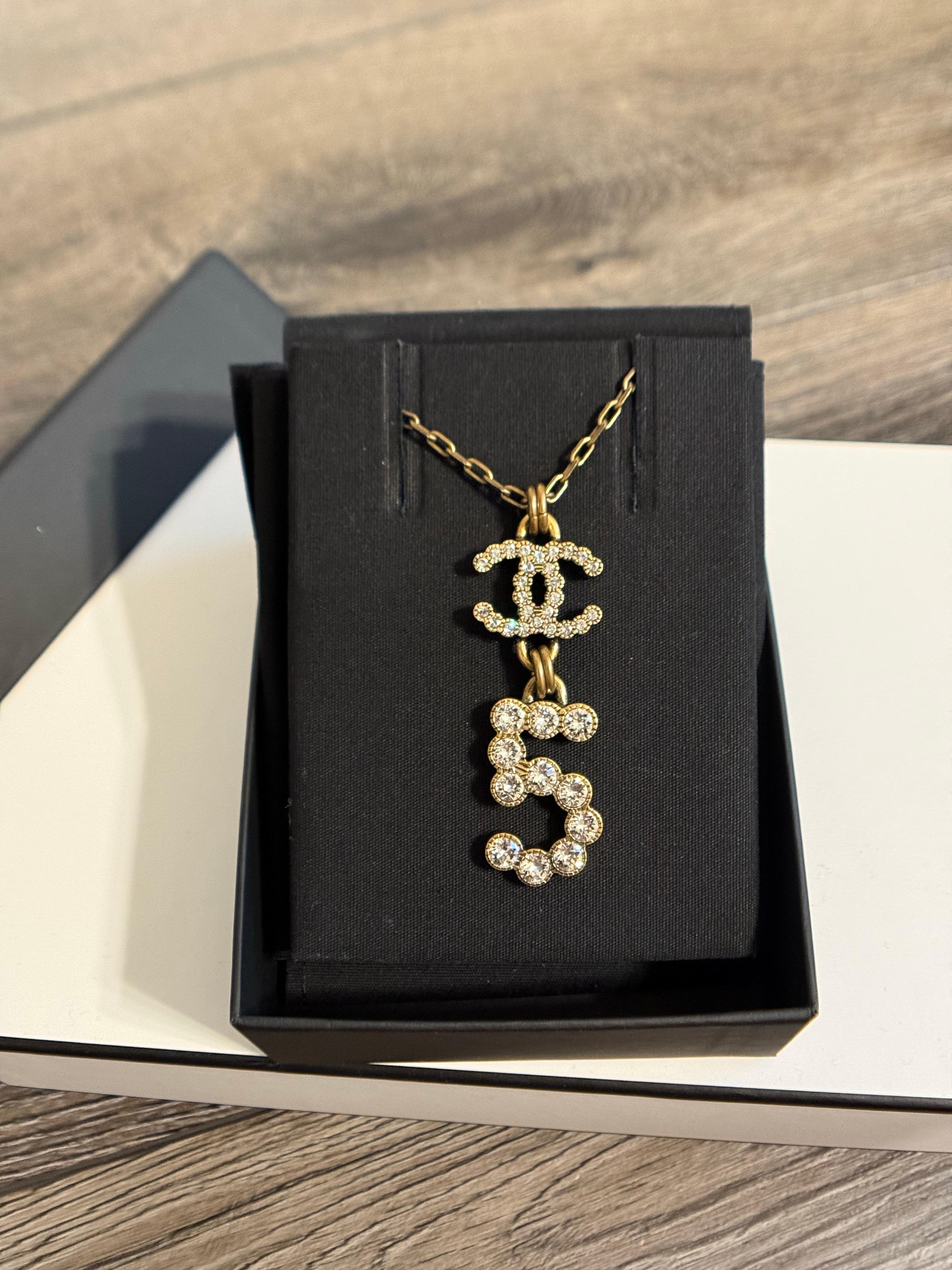 Chanel Collana con ciondolo in metallo dorato e cristallo CC #5 in vendita 8