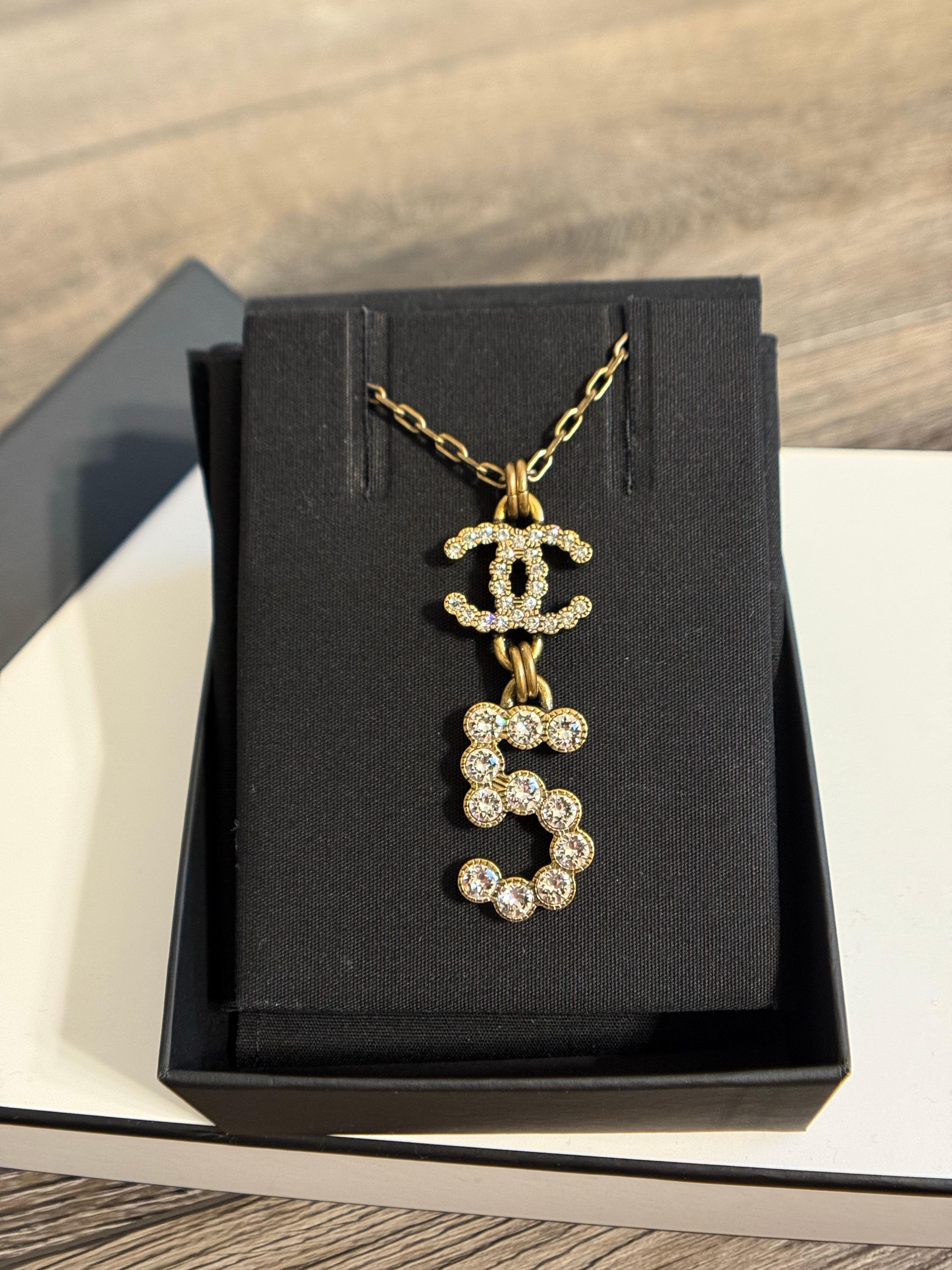 Chanel Collana con ciondolo in metallo dorato e cristallo CC #5 in vendita 9