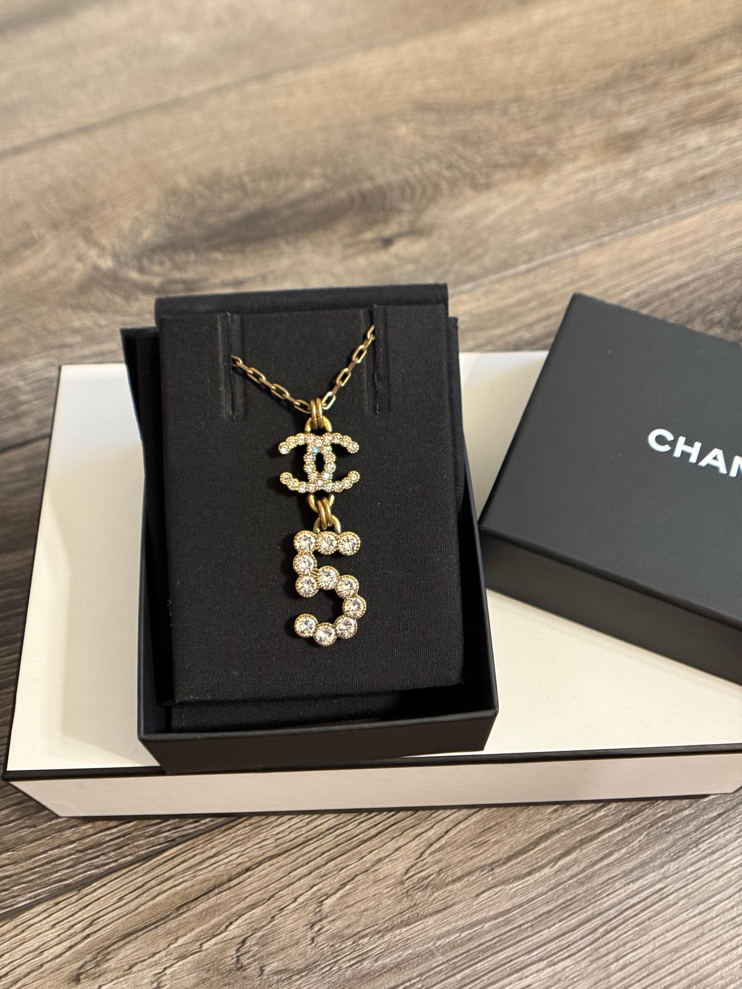 DETTAGLI:
Marchio di garanzia: CHANEL
Prodotto in Italia
Collezione'S 2020
Metallo dorato invecchiato, cristalli
La collana è in buone condizioni e presenta un'usura minima.
Chiusura regolabile, la goccia più lunga quando è indossata è di 12