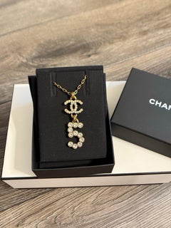 Chanel - Collier avec pendentif en cristal CC #5 en métal vieilli doré