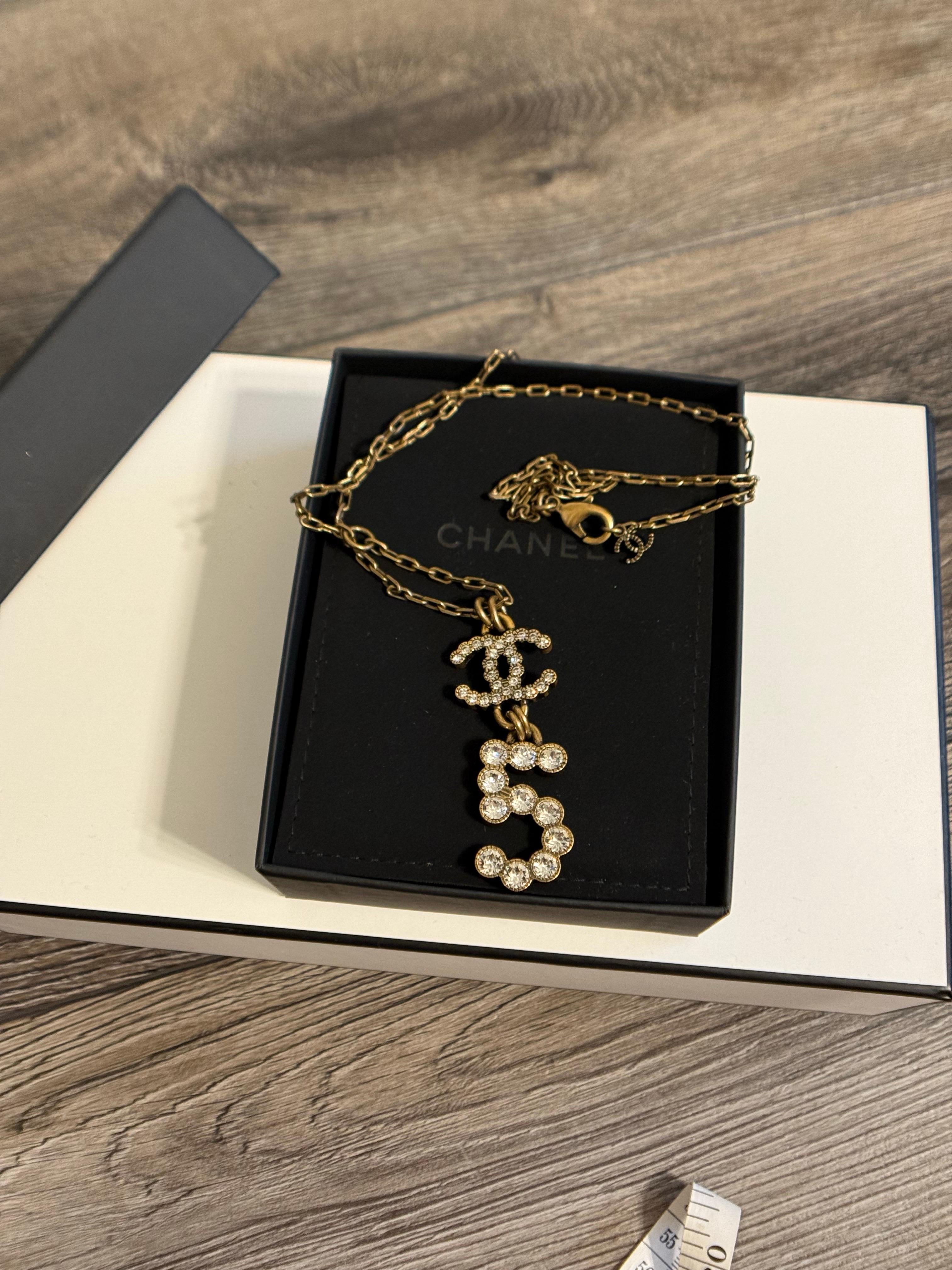 Chanel Collana con ciondolo in metallo dorato e cristallo CC #5 In condizioni buone in vendita a Bellevue, WA