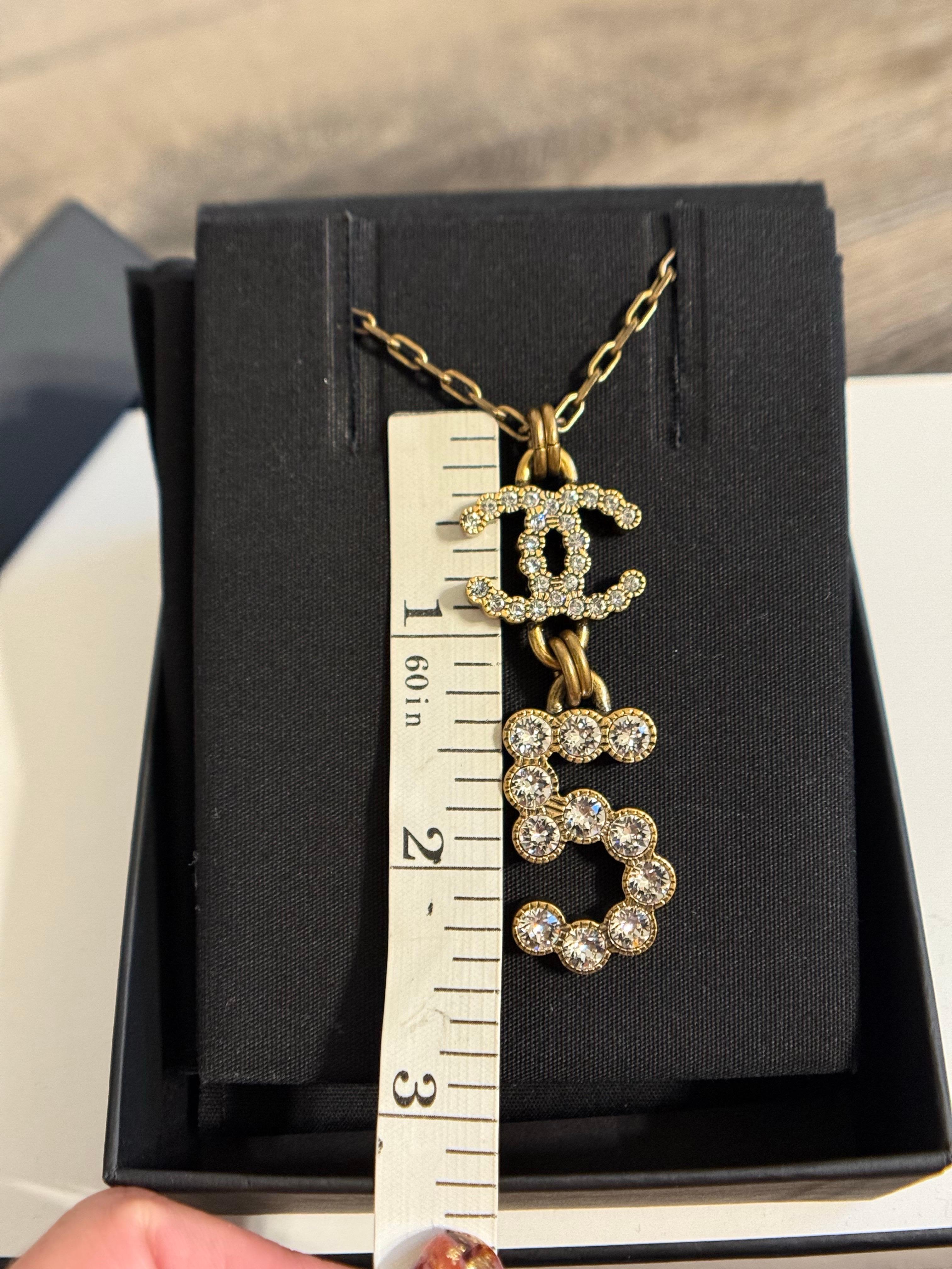 Chanel Collana con ciondolo in metallo dorato e cristallo CC #5 in vendita 1
