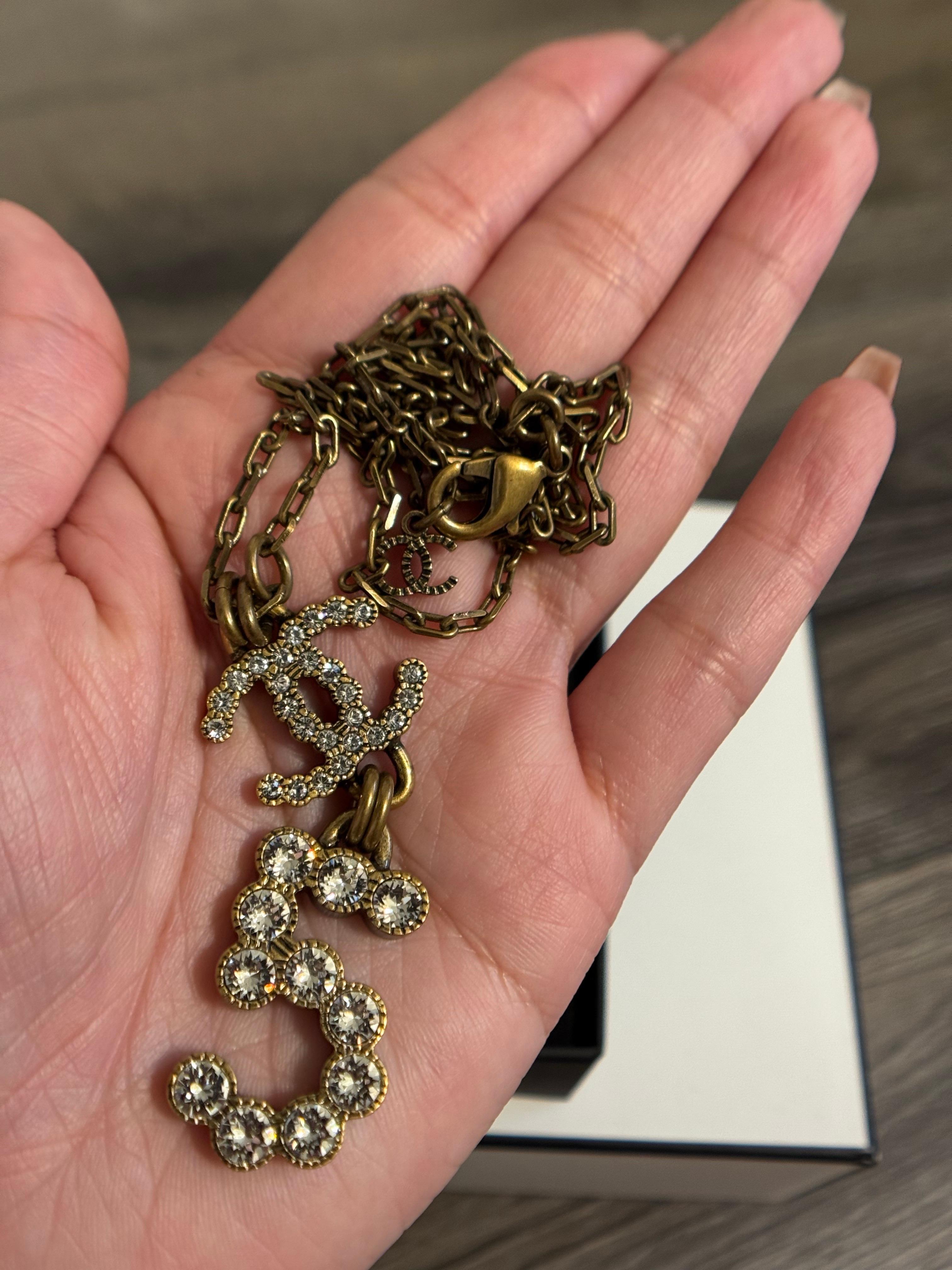Chanel Collana con ciondolo in metallo dorato e cristallo CC #5 in vendita 2
