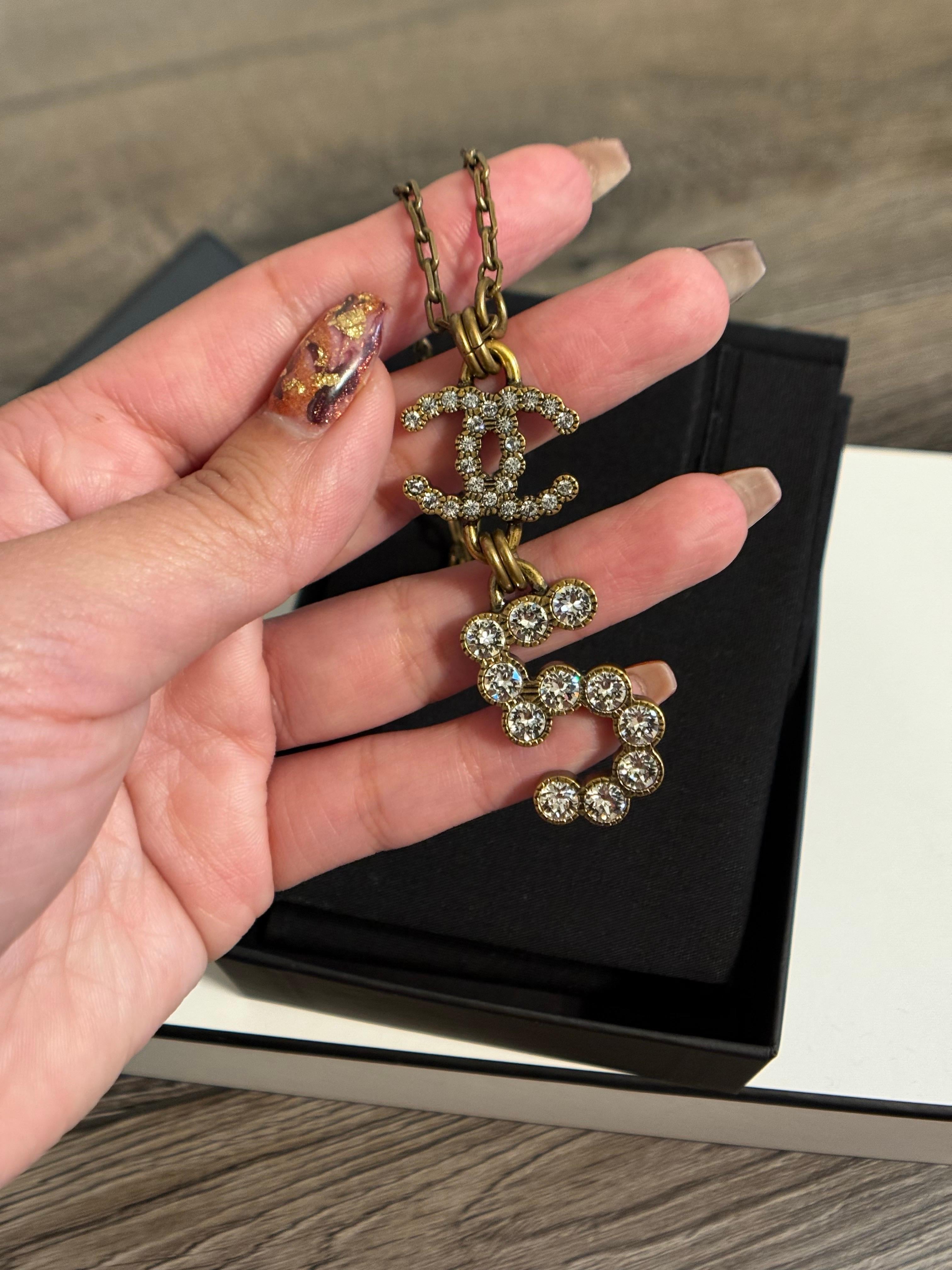 Chanel Collana con ciondolo in metallo dorato e cristallo CC #5 in vendita 4