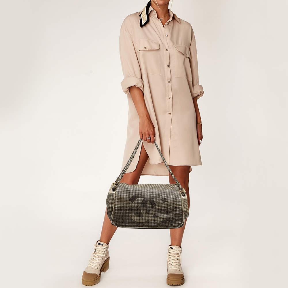 A classic handbag comes with the promise of enduring appeal boosting your style time and again. This Chanel Hollywood Accordion bag is one such creation. It's a fine purchase.