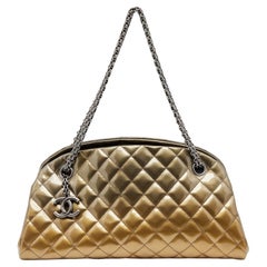 Chanel - Sac bowler Just Mademoiselle en cuir verni matelassé à ombres dorées