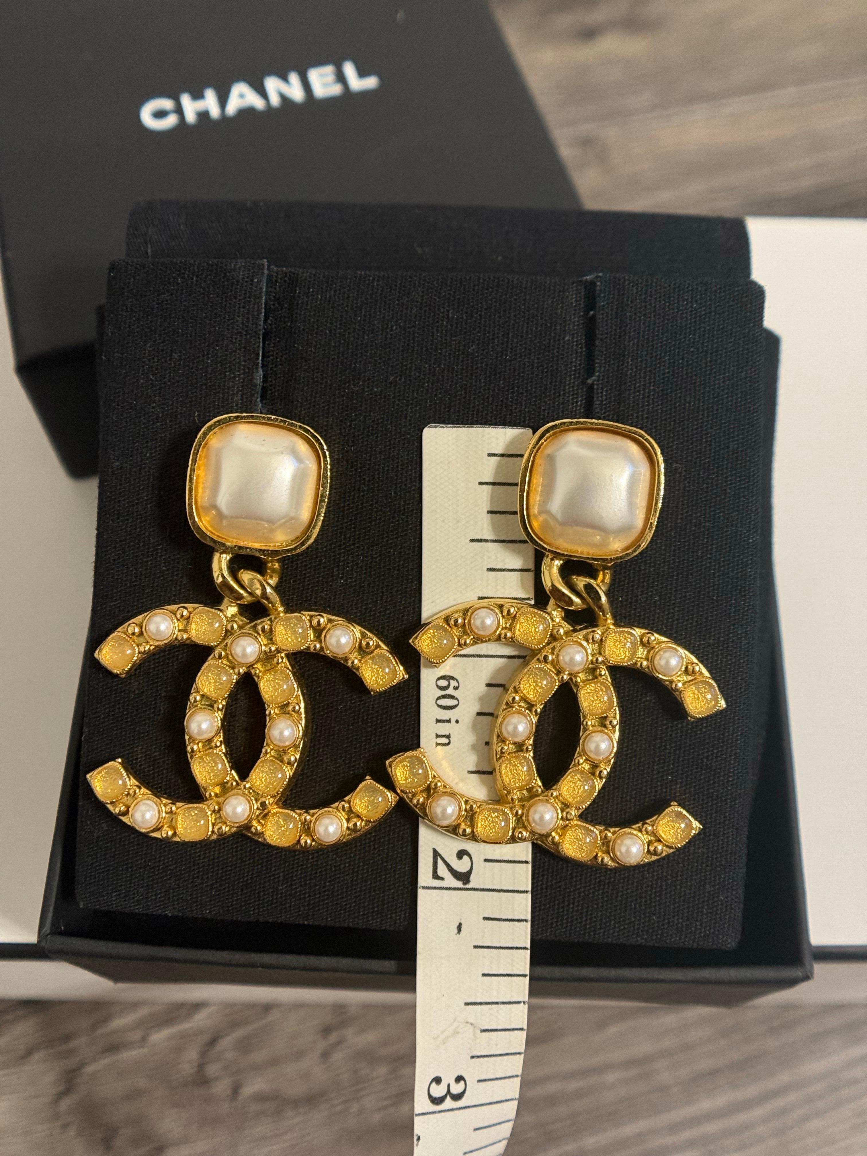 Orecchini CC Chanel in oro con pietre di perle finte sovradimensionati in vendita 6