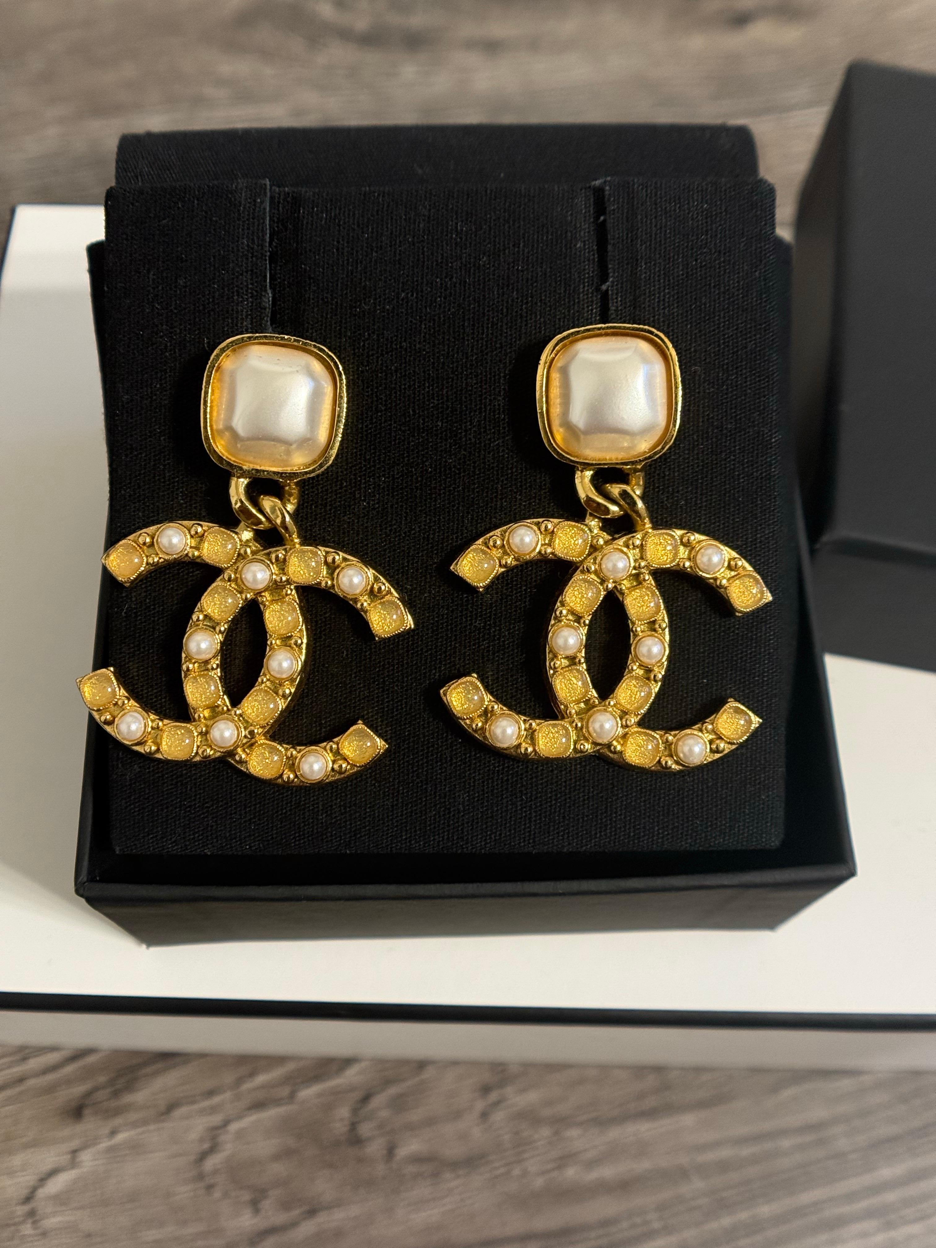 Orecchini CC Chanel in oro con pietre di perle finte sovradimensionati in vendita 7