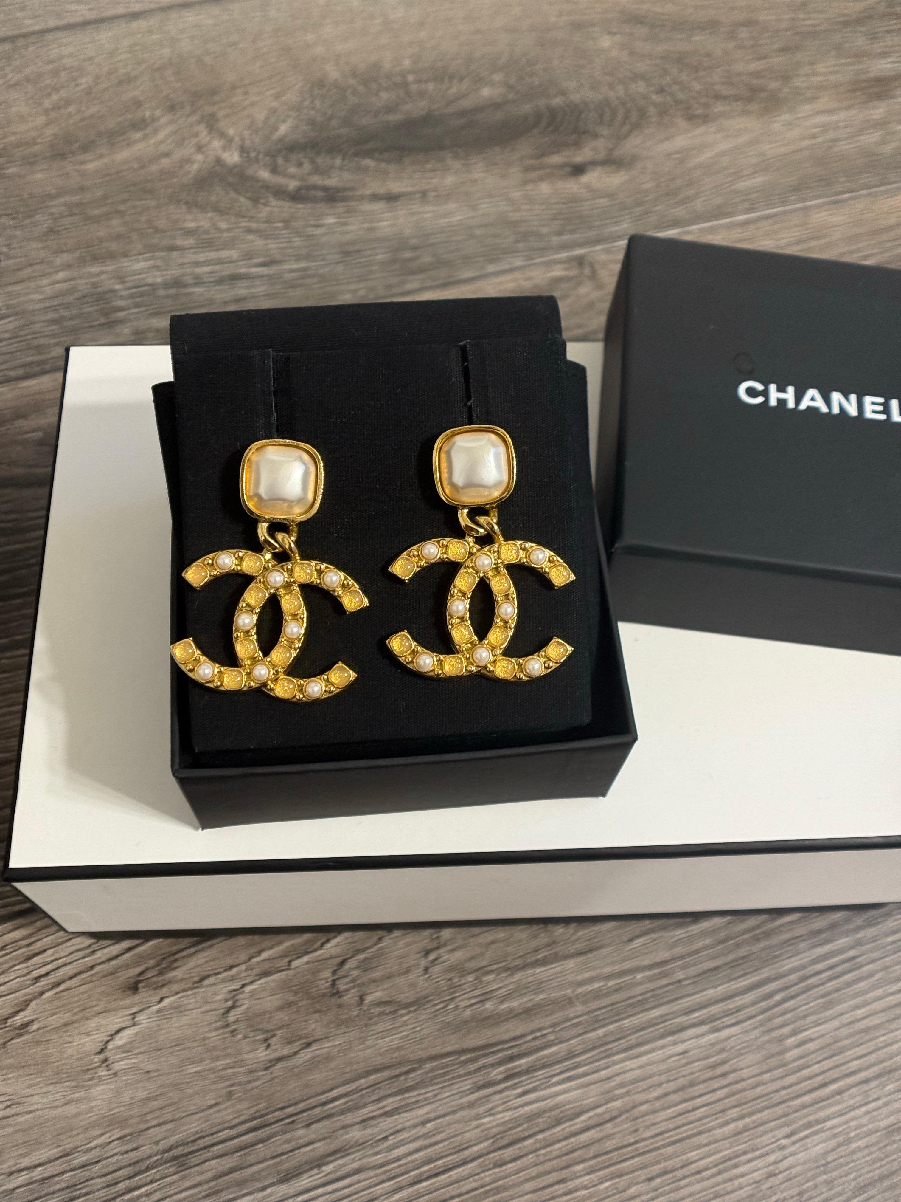 DETTAGLI:
Marchio di garanzia: CHANEL
Prodotto in Francia
Collezione'S 2020
Metallo color oro, finte perle, cristalli
Gli orecchini sono in buone condizioni e presentano un'usura minima.
Viene fornito con scatola e custodia

INFORMAZIONI