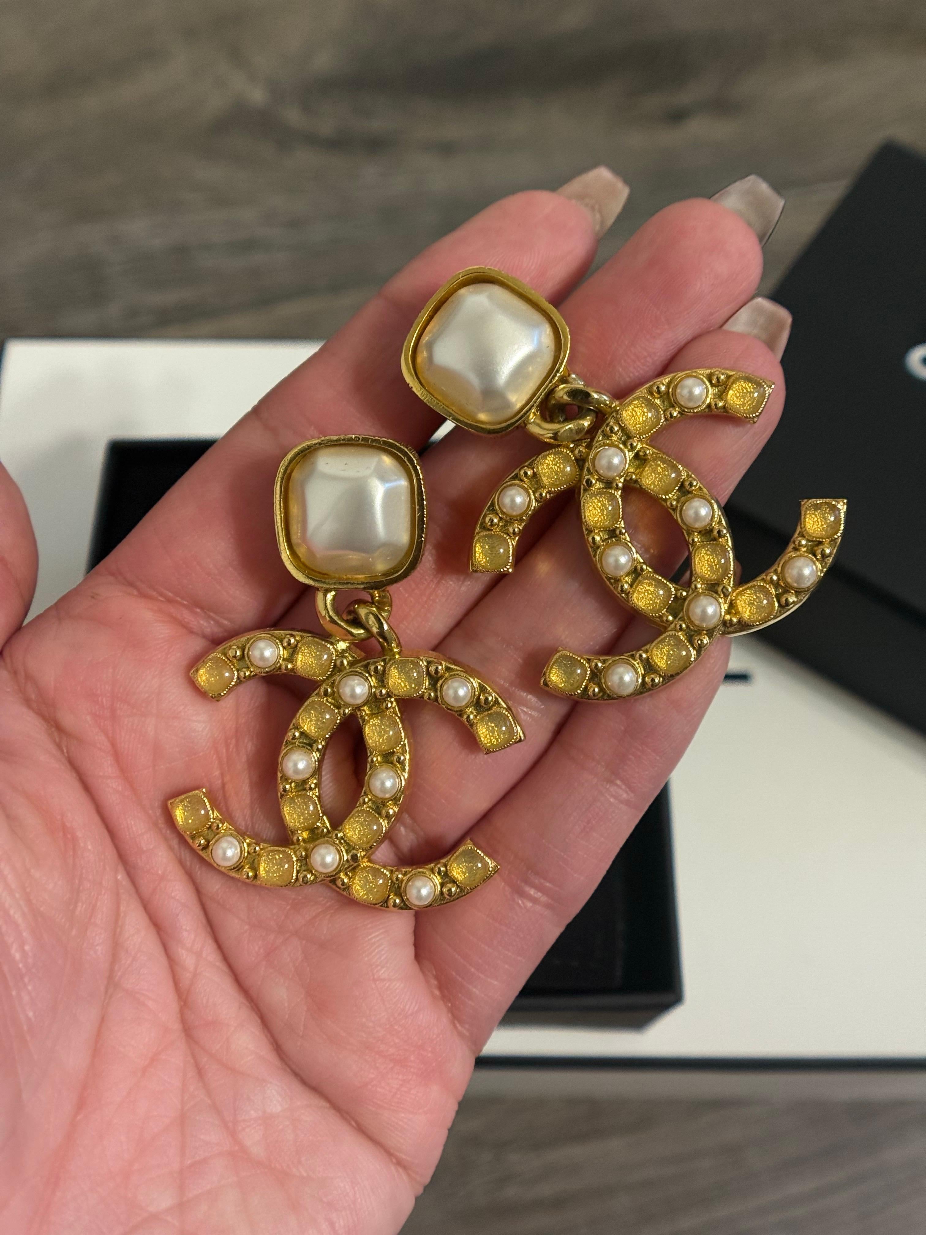 Orecchini CC Chanel in oro con pietre di perle finte sovradimensionati In condizioni buone in vendita a Bellevue, WA