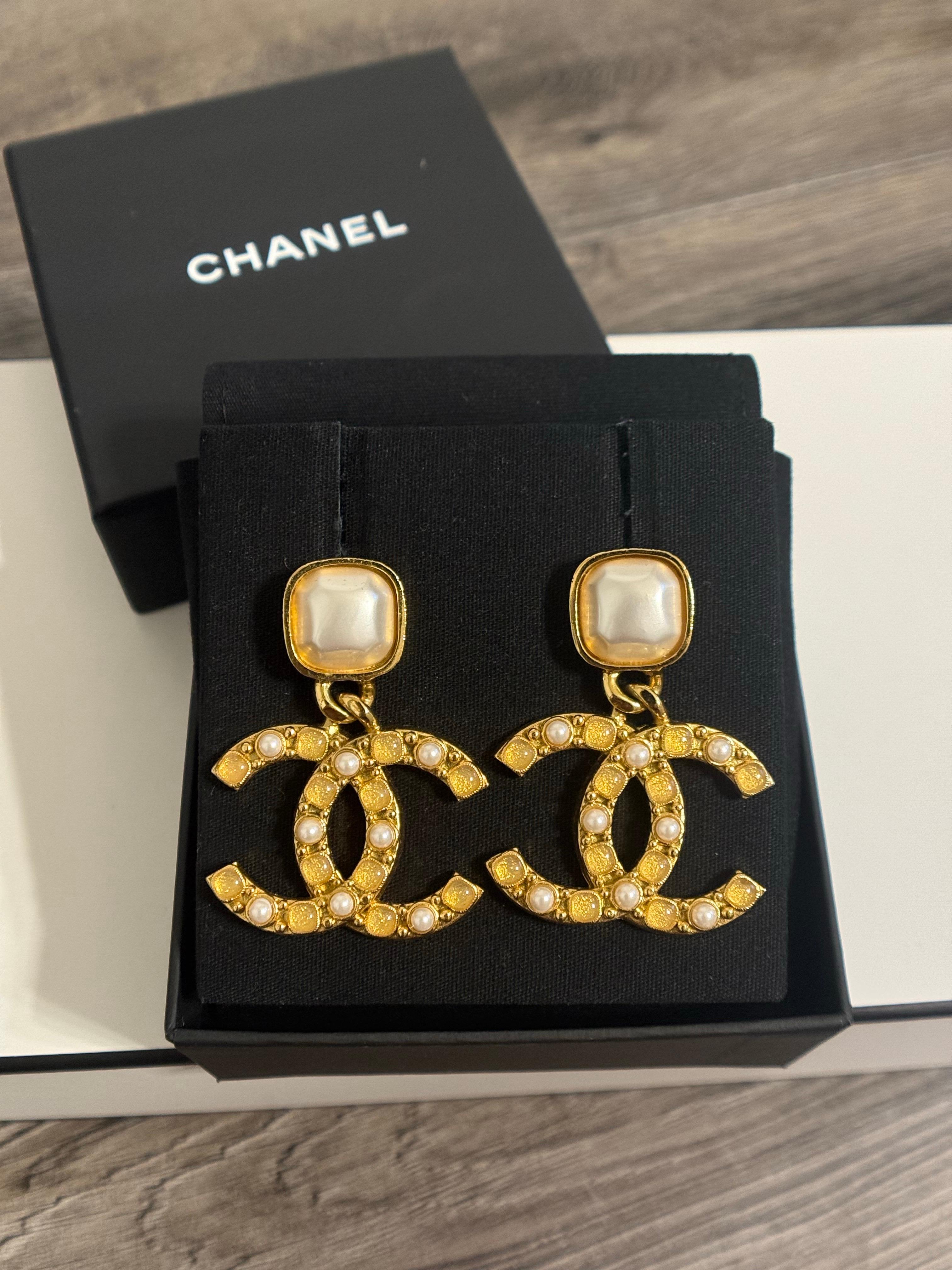 da uomo o donna Orecchini CC Chanel in oro con pietre di perle finte sovradimensionati in vendita