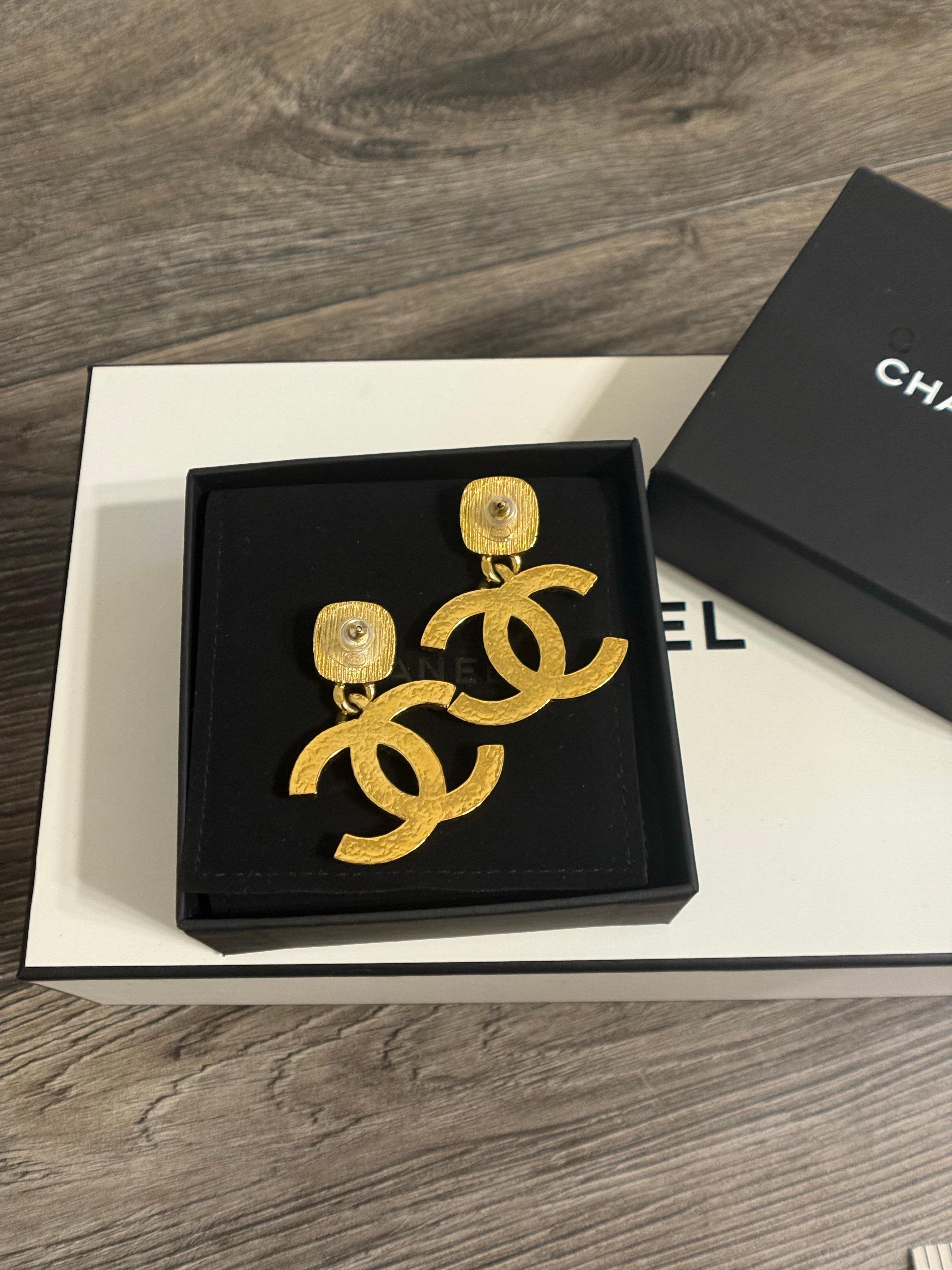 Orecchini CC Chanel in oro con pietre di perle finte sovradimensionati in vendita 1