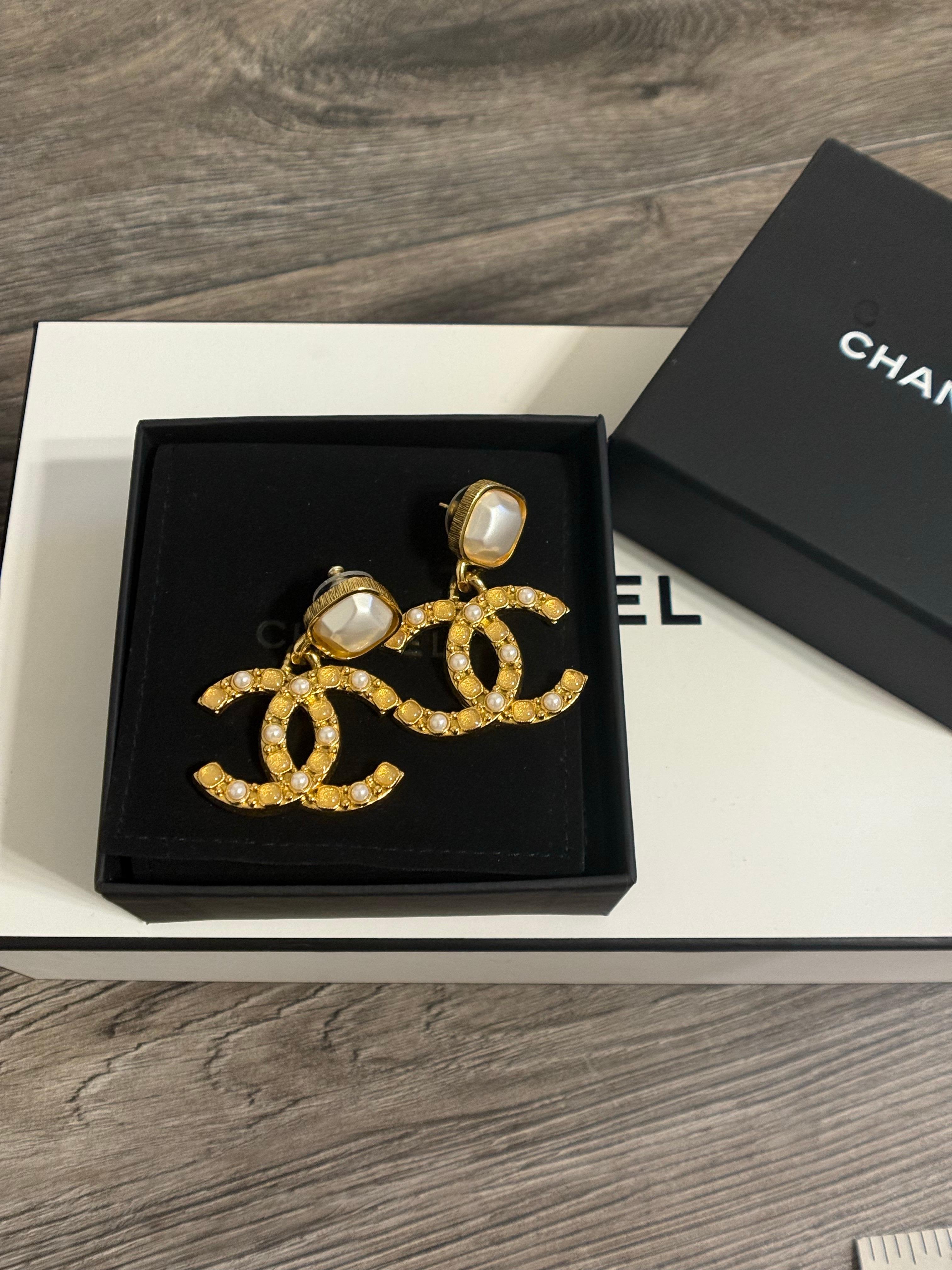 Orecchini CC Chanel in oro con pietre di perle finte sovradimensionati in vendita 2