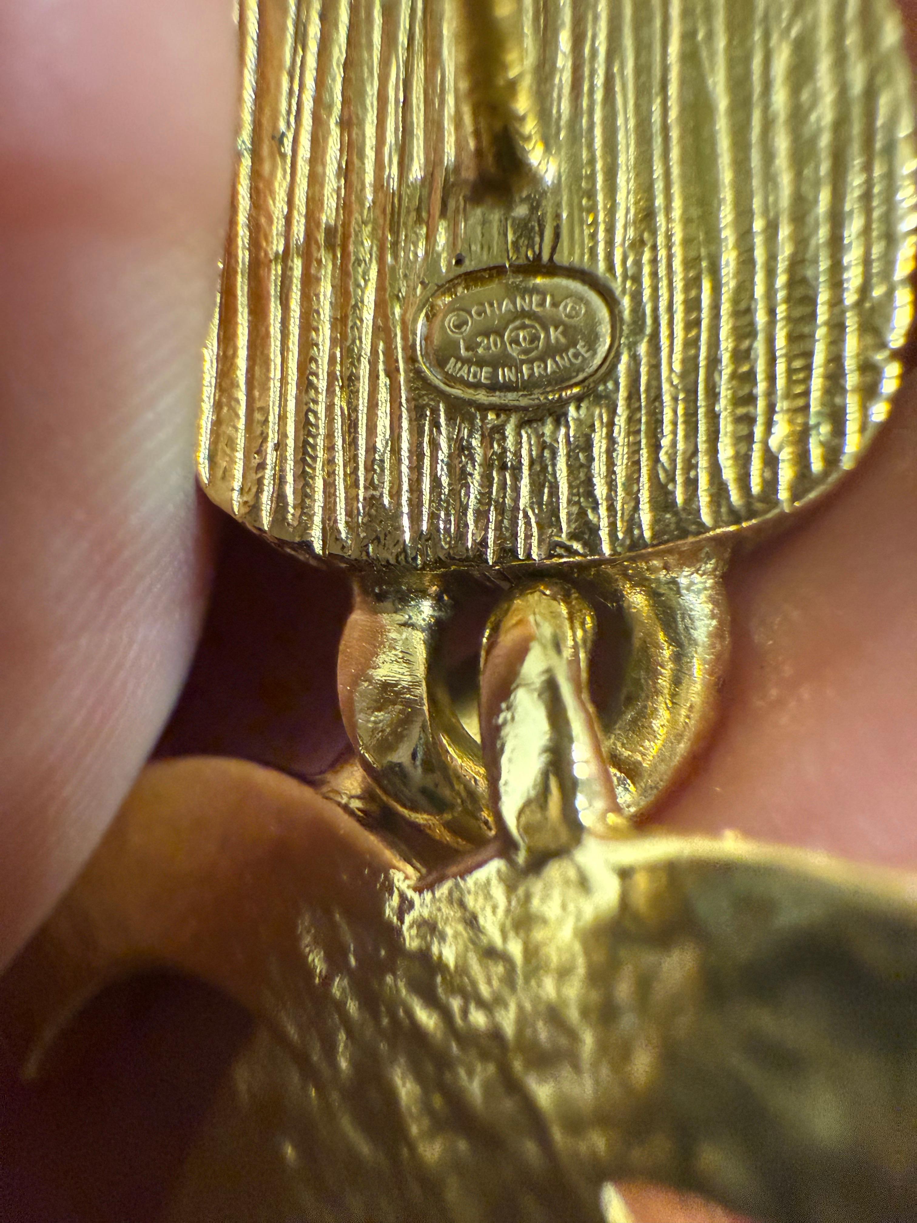 Orecchini CC Chanel in oro con pietre di perle finte sovradimensionati in vendita 4