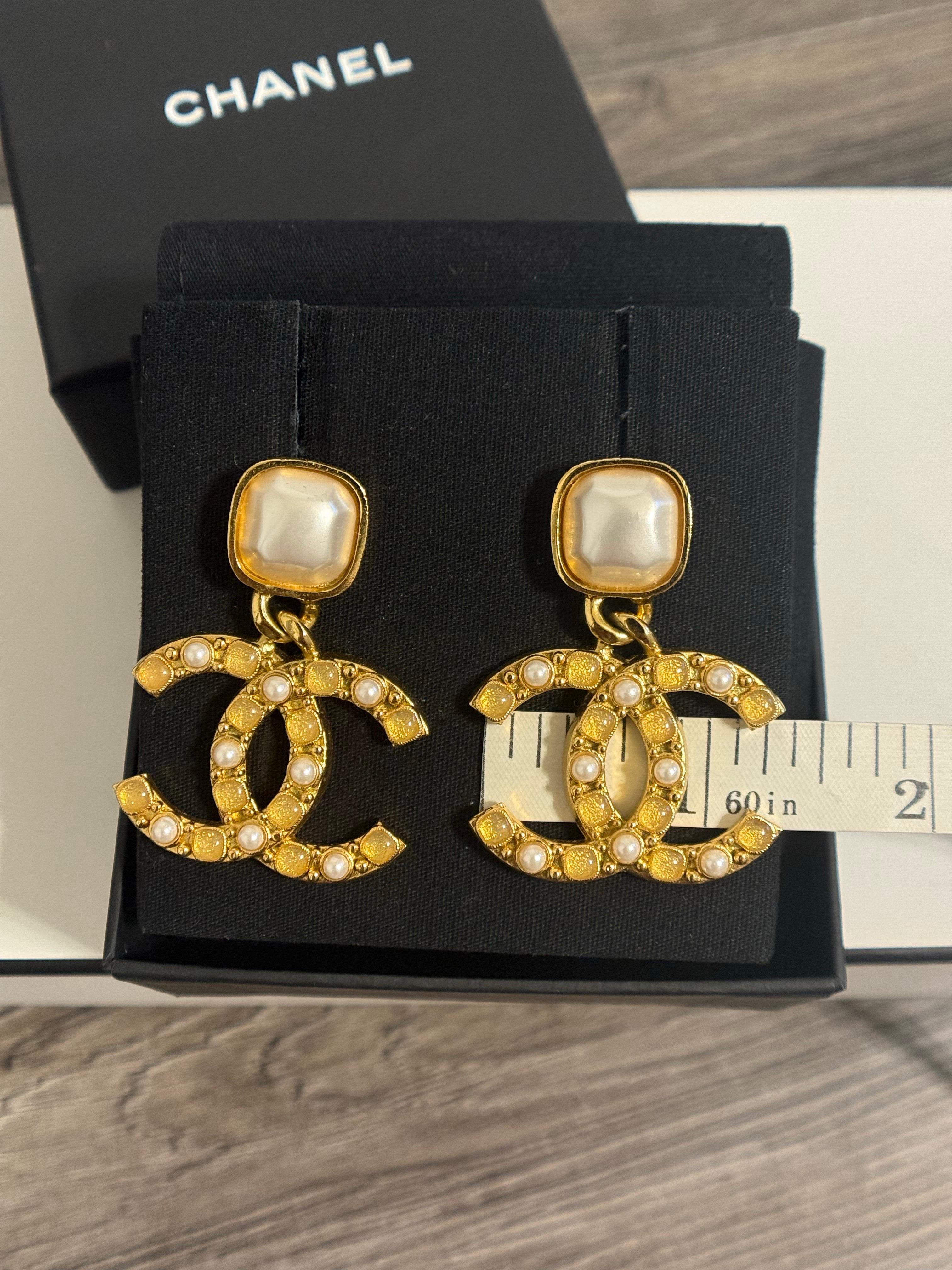 Orecchini CC Chanel in oro con pietre di perle finte sovradimensionati in vendita 5