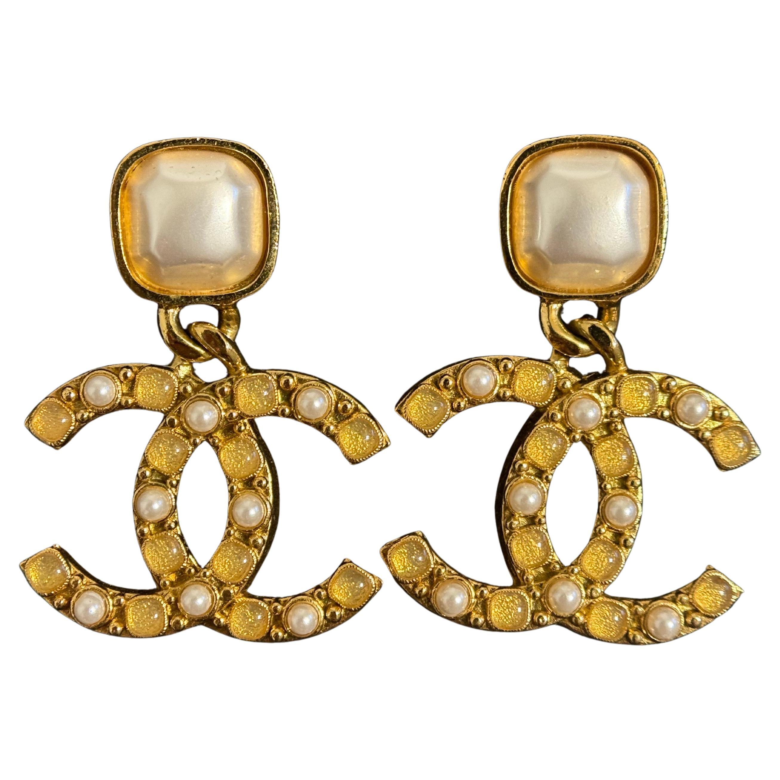 Orecchini CC Chanel in oro con pietre di perle finte sovradimensionati