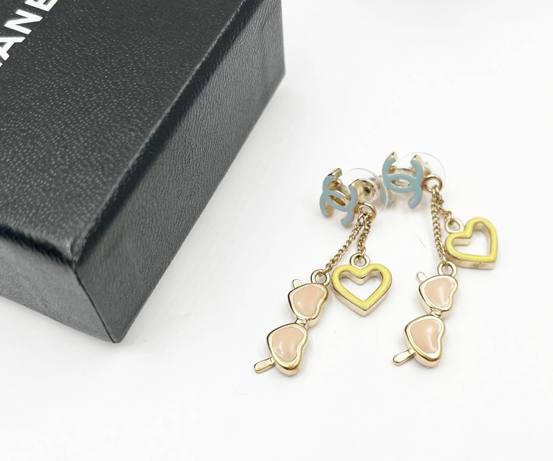Chanel Gold Pastel Blue CC Yellow Heart Pink Sunglasses Dangling Earrings

* Marked 06
* Made in France
*Comes with original box

-Approximately 1.9″ x 0.5″
-Very cute design
-There is a little piece of blue enamel is missing on the CC. Other than