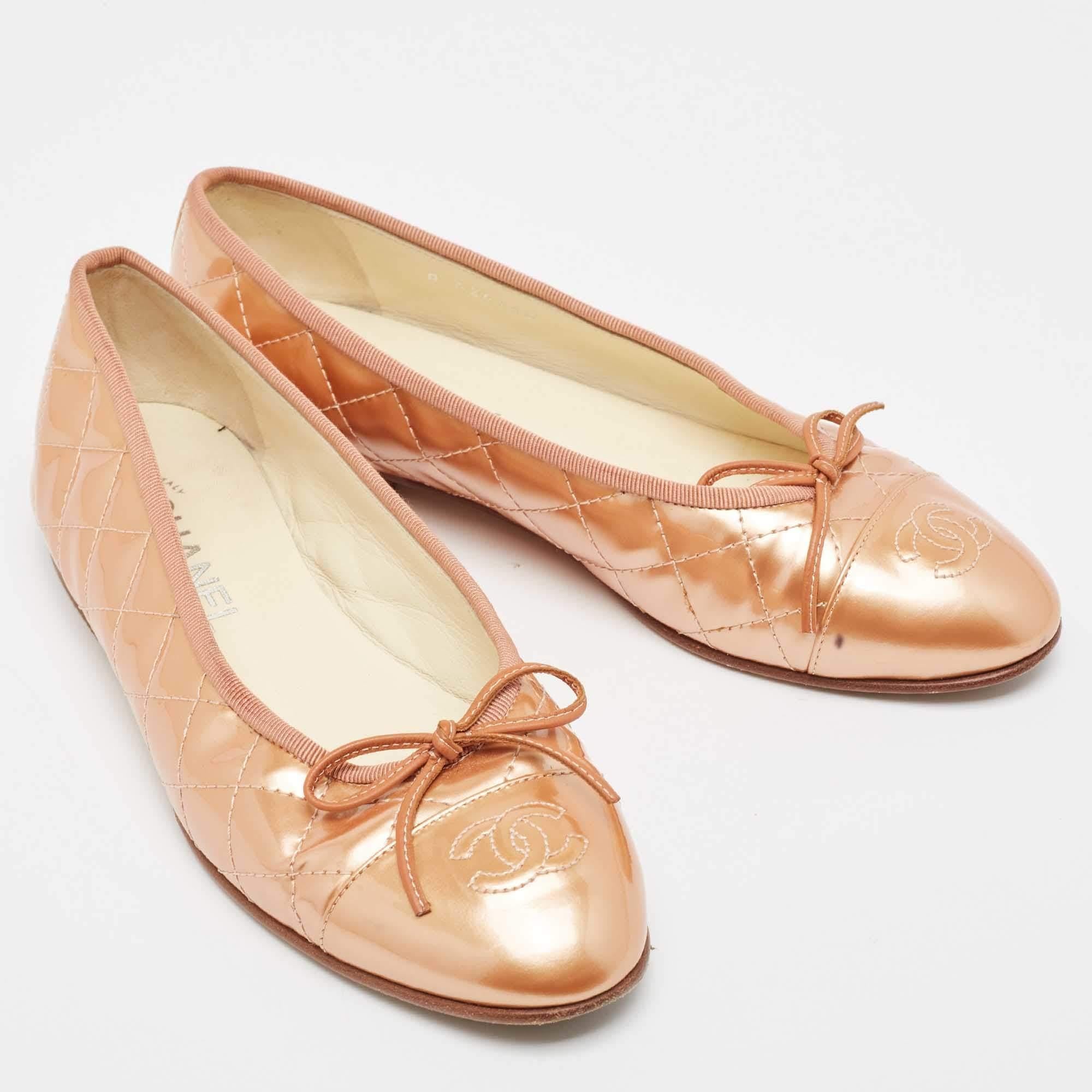 Chanel Gold Patent CC Cap Toe Ballet Flats Size 38.5 In Good Condition In Dubai, Al Qouz 2