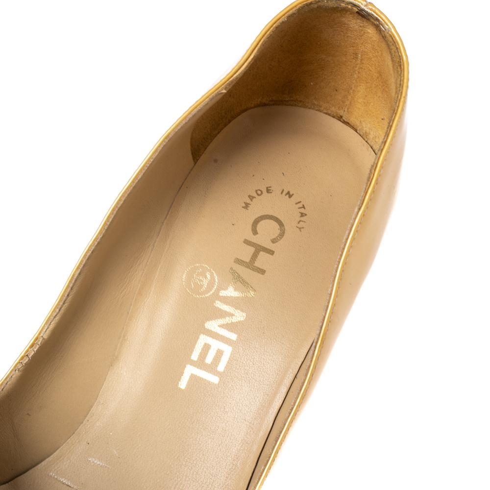 Chanel Gold Patent Leather CC Peep Toe Pumps Size 36.5 In Good Condition For Sale In Dubai, Al Qouz 2