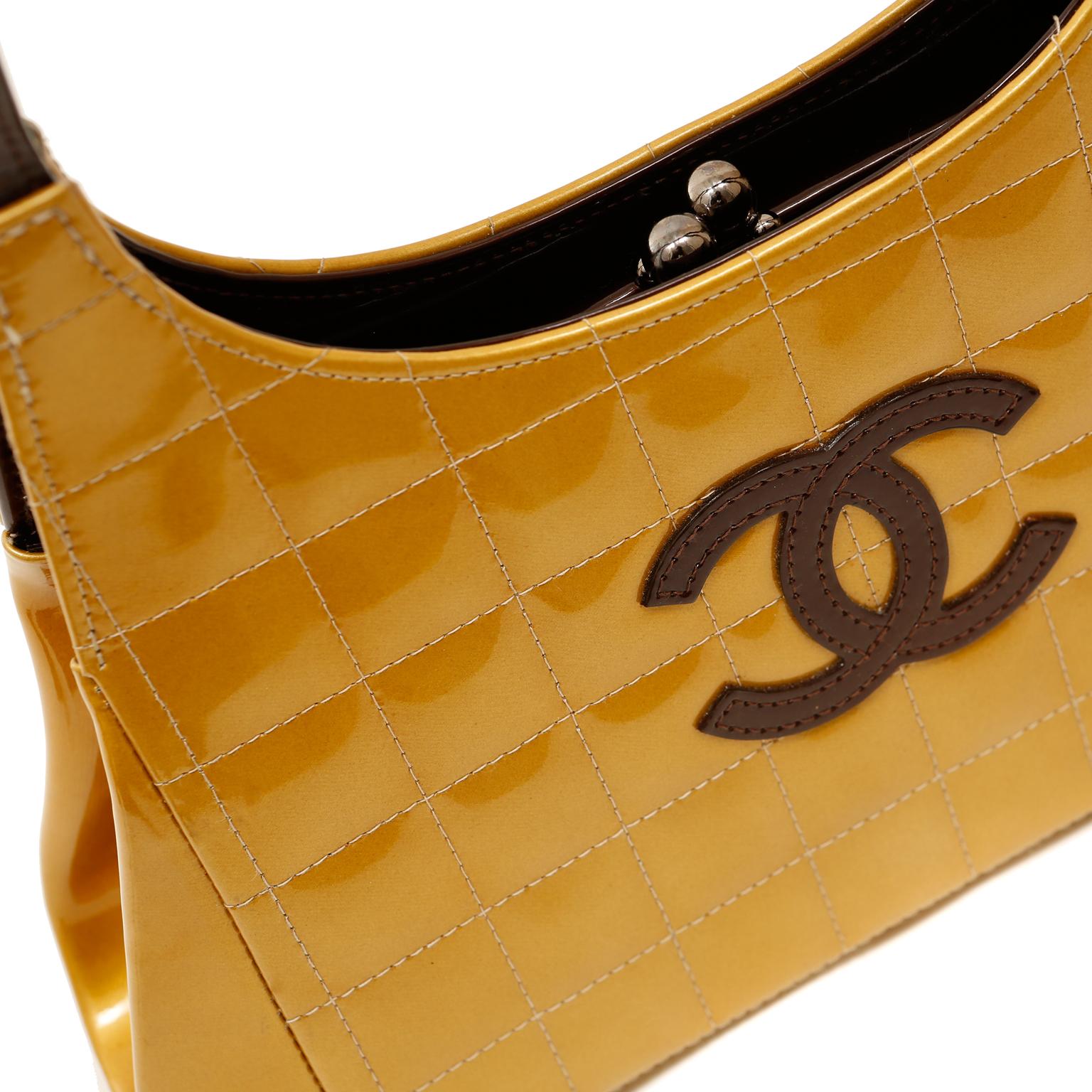Chanel Gold Patent Leather Chocolate Bar Quilted Kiss Lock Shoulder Bag In Good Condition In Palm Beach, FL