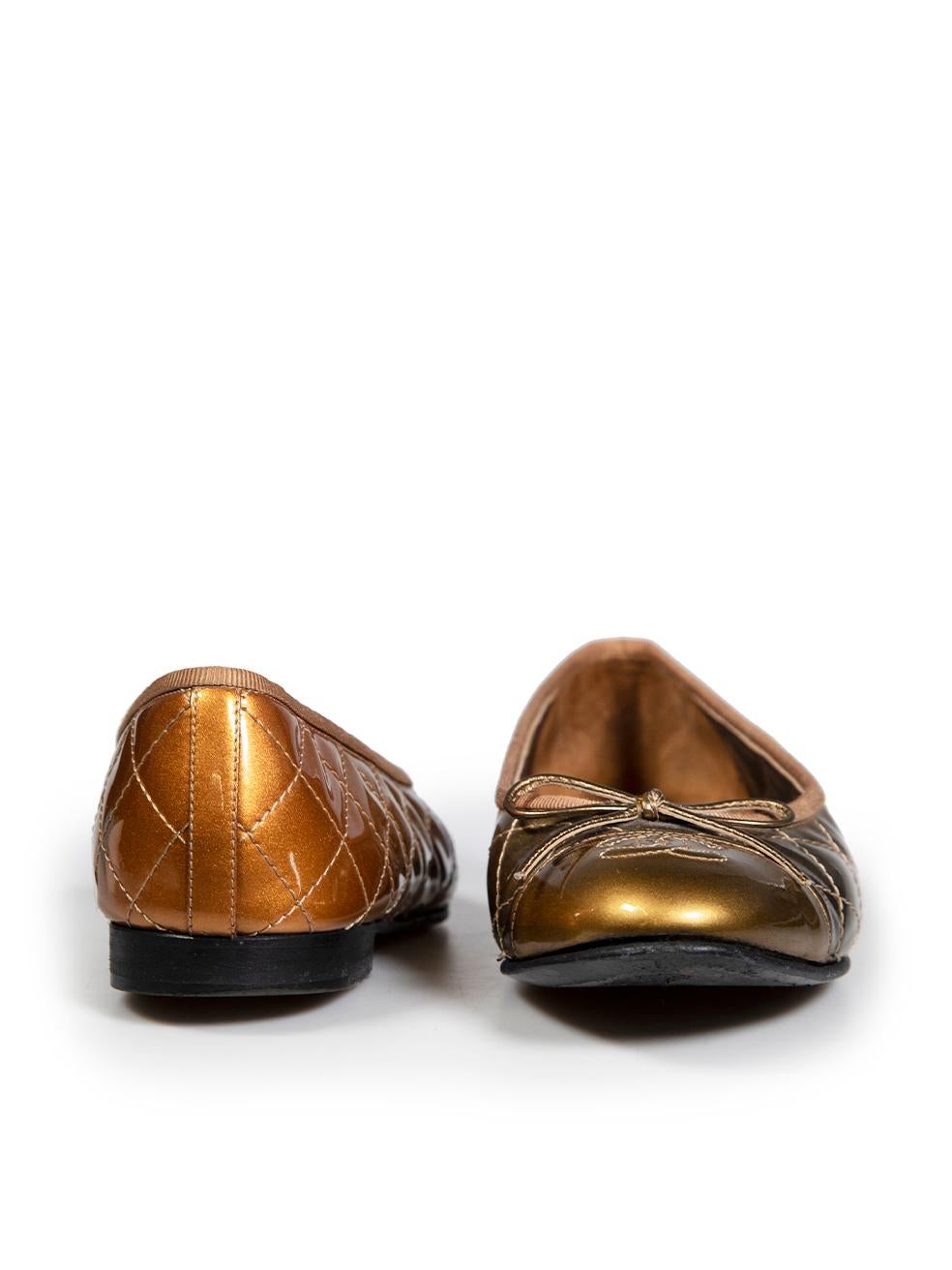 Chaussures à talons compensés Chanel en or verni Ombré CC Logo Taille IT 37.5 Bon état - En vente à London, GB