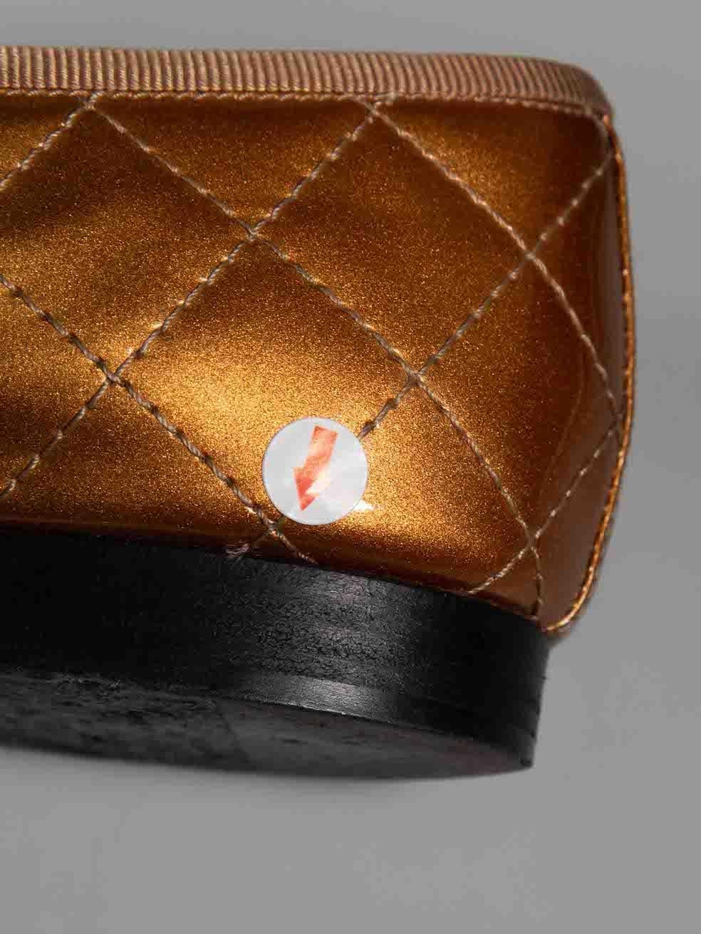 Chaussures à talons compensés Chanel en or verni Ombré CC Logo Taille IT 37.5 en vente 1