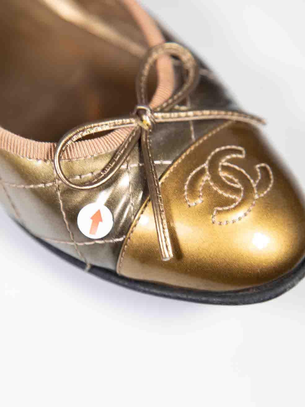 Chaussures à talons compensés Chanel en or verni Ombré CC Logo Taille IT 37.5 en vente 3