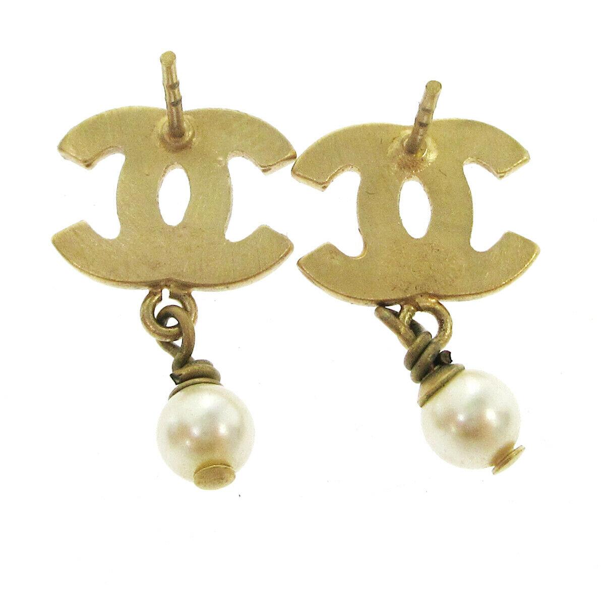 Chanel Gold Pearl Charm CC Small Pierced Evening Dangle Drop Earrings

Faux Pearl
Metal
Gold tone hardware
For Pierced Ears
Made in Italy
Measures 0.50