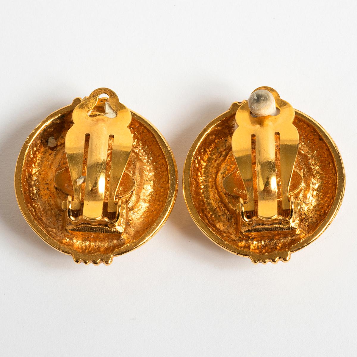 Chanel Gold- und Perlen-Ohrclips, Saison 24, 1984 . Von Victoire d Castellane im Zustand „Hervorragend“ im Angebot in Canterbury, England