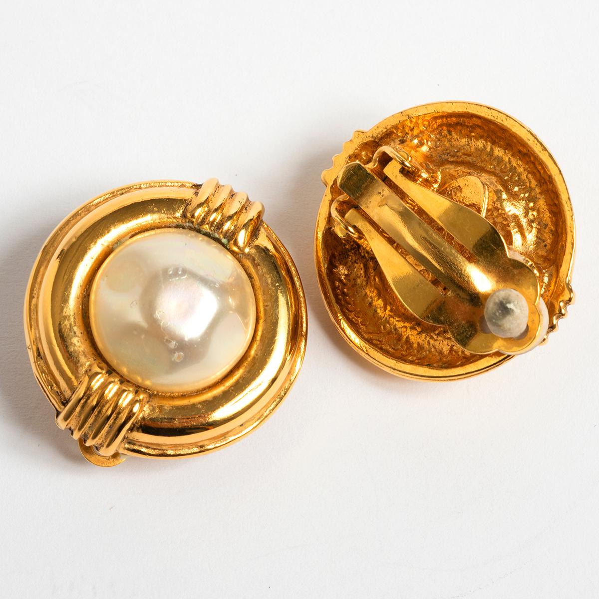 Boucles d'oreilles à clip en or et perles de Chanel, Saison 24, 1984 . Par Victoire d'A. Unisexe en vente