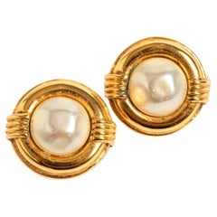 Chanel Gold- und Perlen-Ohrclips, Saison 24, 1984 . Von Victoire d Castellane
