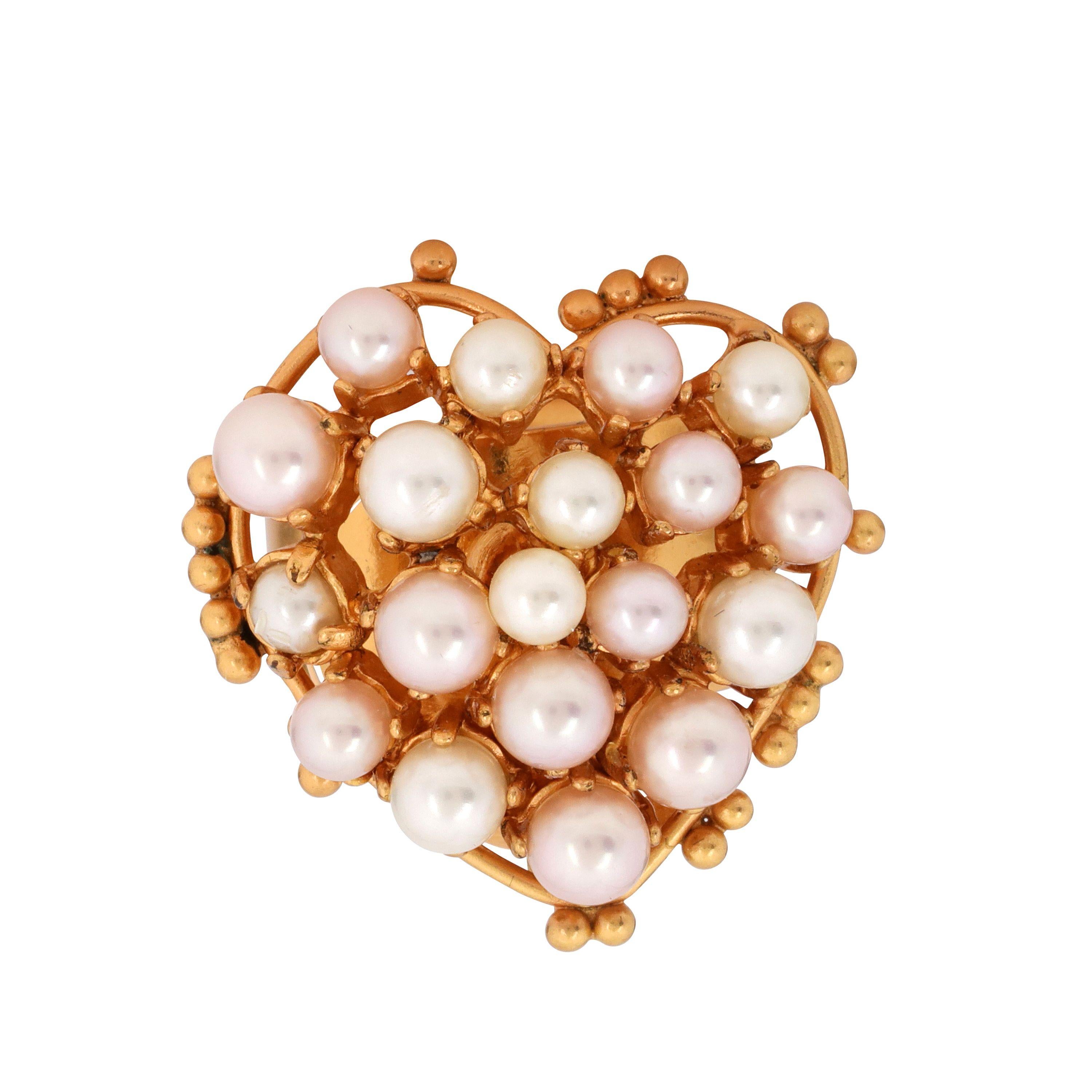 This authentic Chanel Gold Pearl Heart Ring is in excellent condition.  From the Spring 2002 Collection.  Size 6.  Faux pearls in a heart shape with dangling CC charm.  Made in France. Box or pouch included.

ACO 13956
