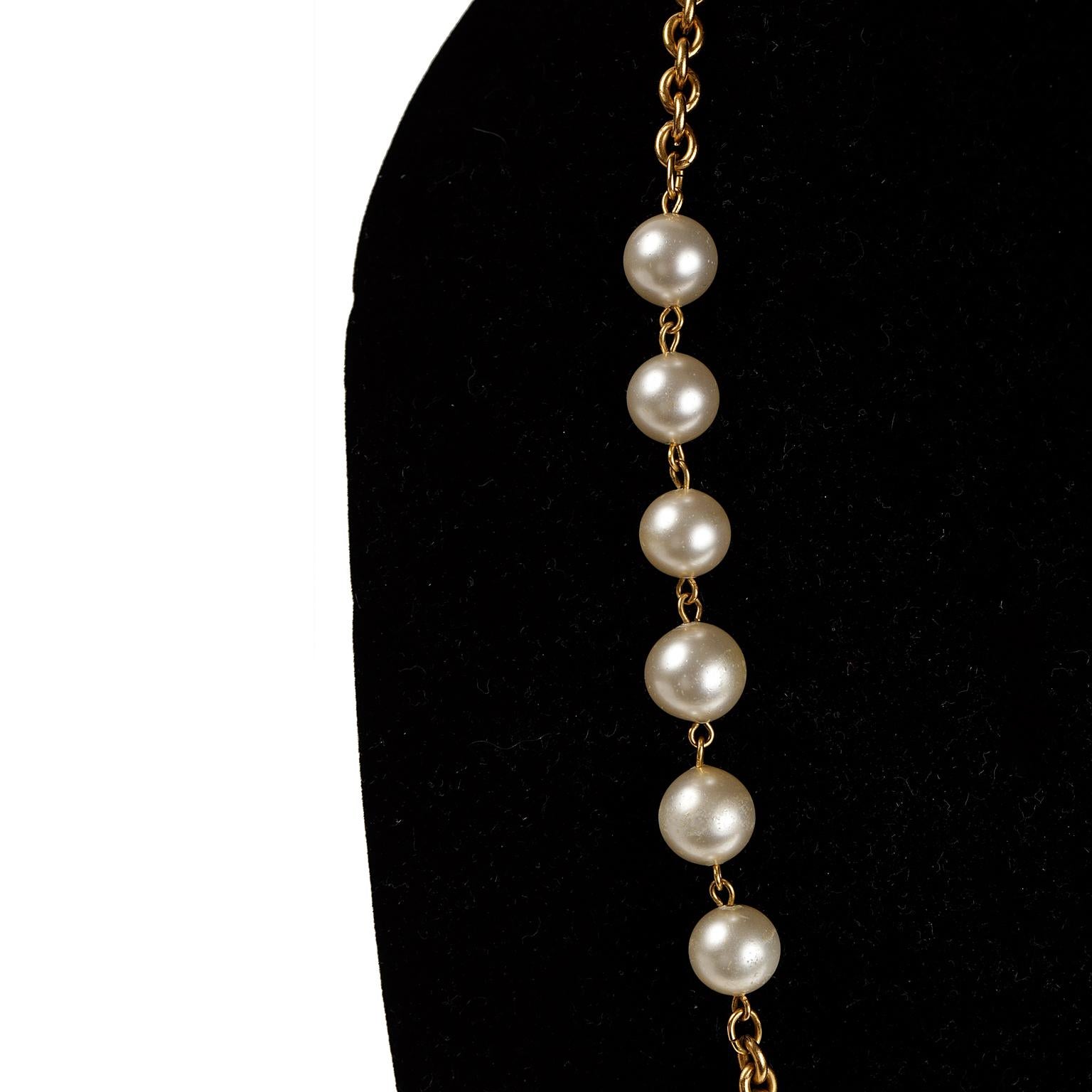 Chanel Halskette aus Gold mit Perlen Station im Zustand „Gut“ im Angebot in Palm Beach, FL