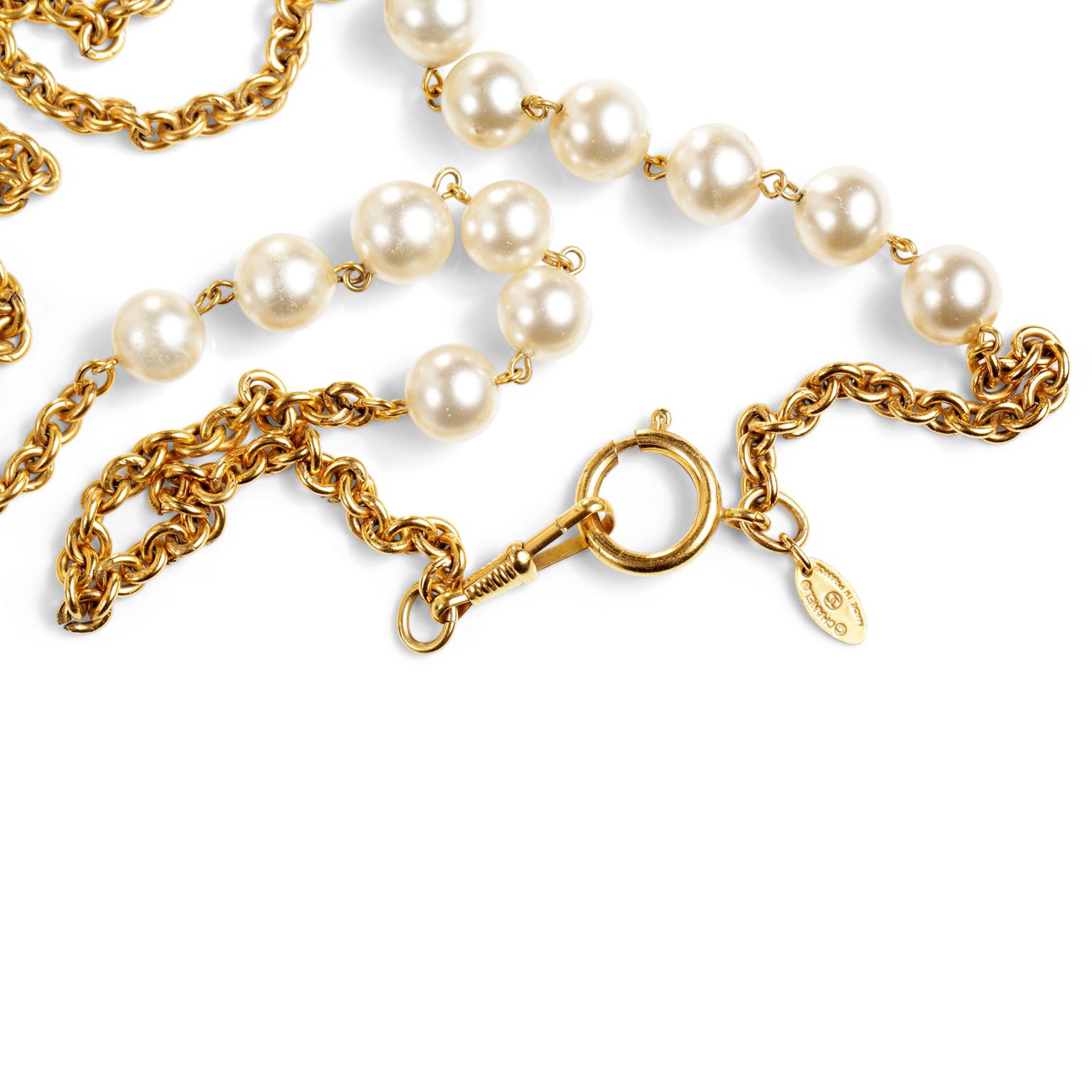 Chanel Halskette aus Gold mit Perlen Station im Angebot 1