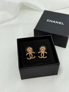 Orecchini Chanel in oro rosa con cristalli CC